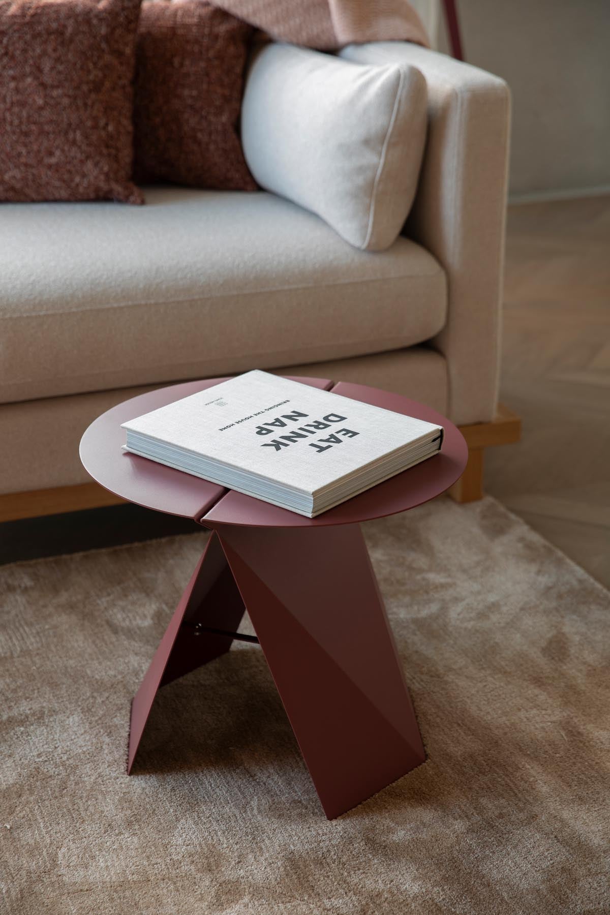 Beistelltisch Foldy in Rot präsentiert im Onlineshop von KAQTU Design AG. Beistelltisch ist von Zuiver