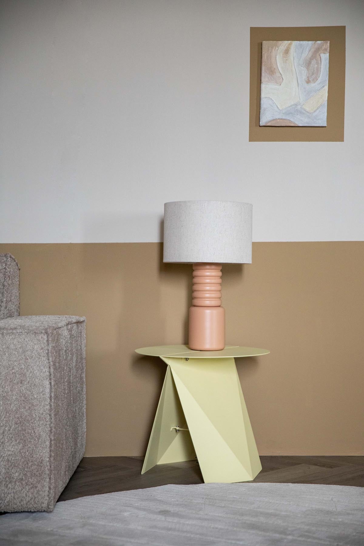 Beistelltisch Foldy in Gelb präsentiert im Onlineshop von KAQTU Design AG. Beistelltisch ist von Zuiver