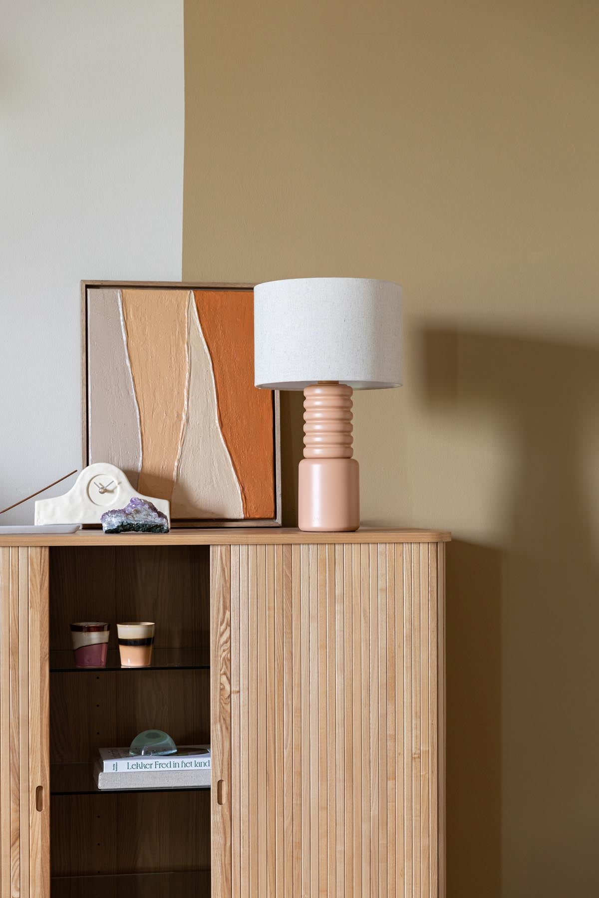 Tischlampe Six in beige präsentiert im Onlineshop von KAQTU Design AG. Tischleuchte ist von Zuiver