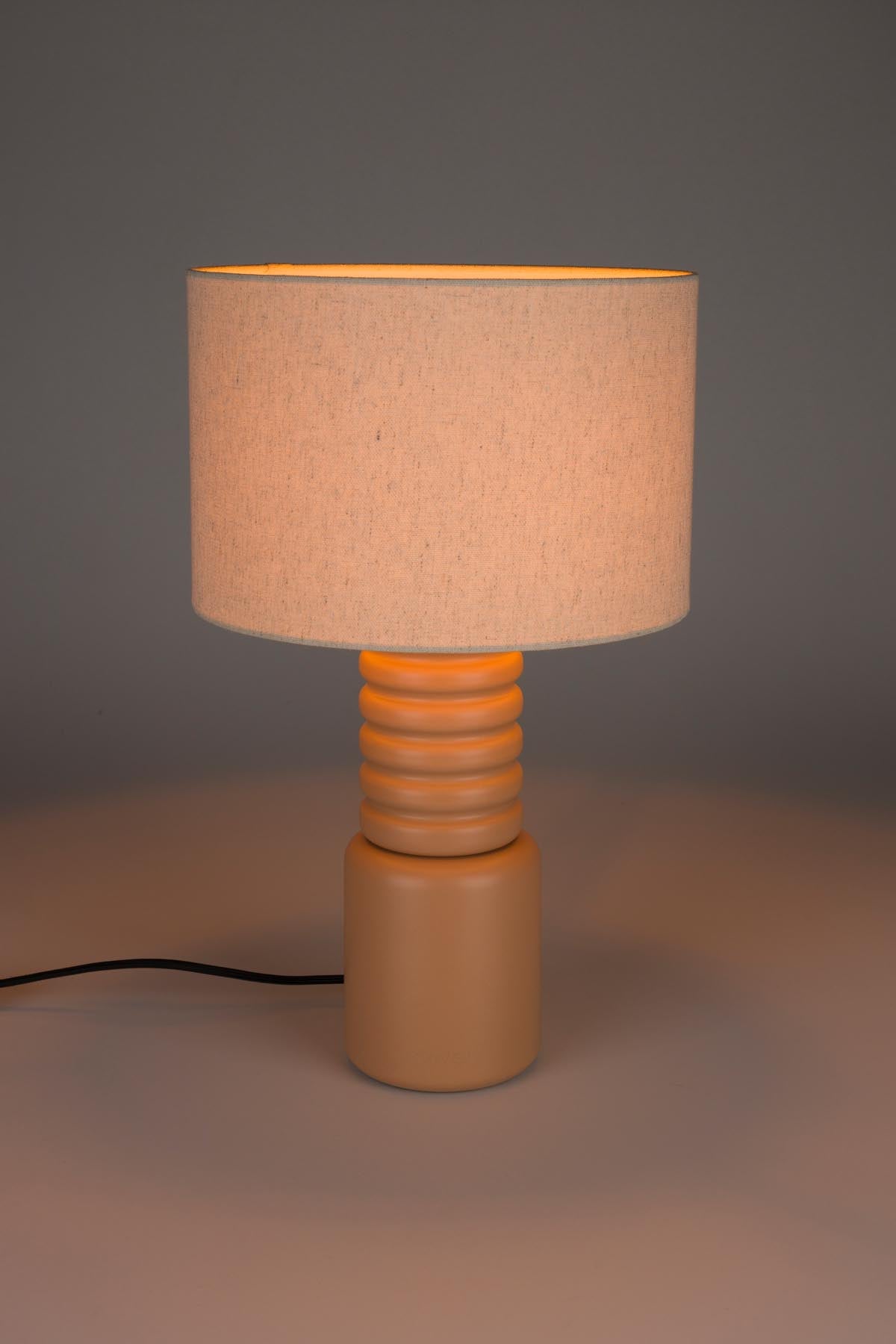Tischlampe Six in Toast präsentiert im Onlineshop von KAQTU Design AG. Tischleuchte ist von Zuiver