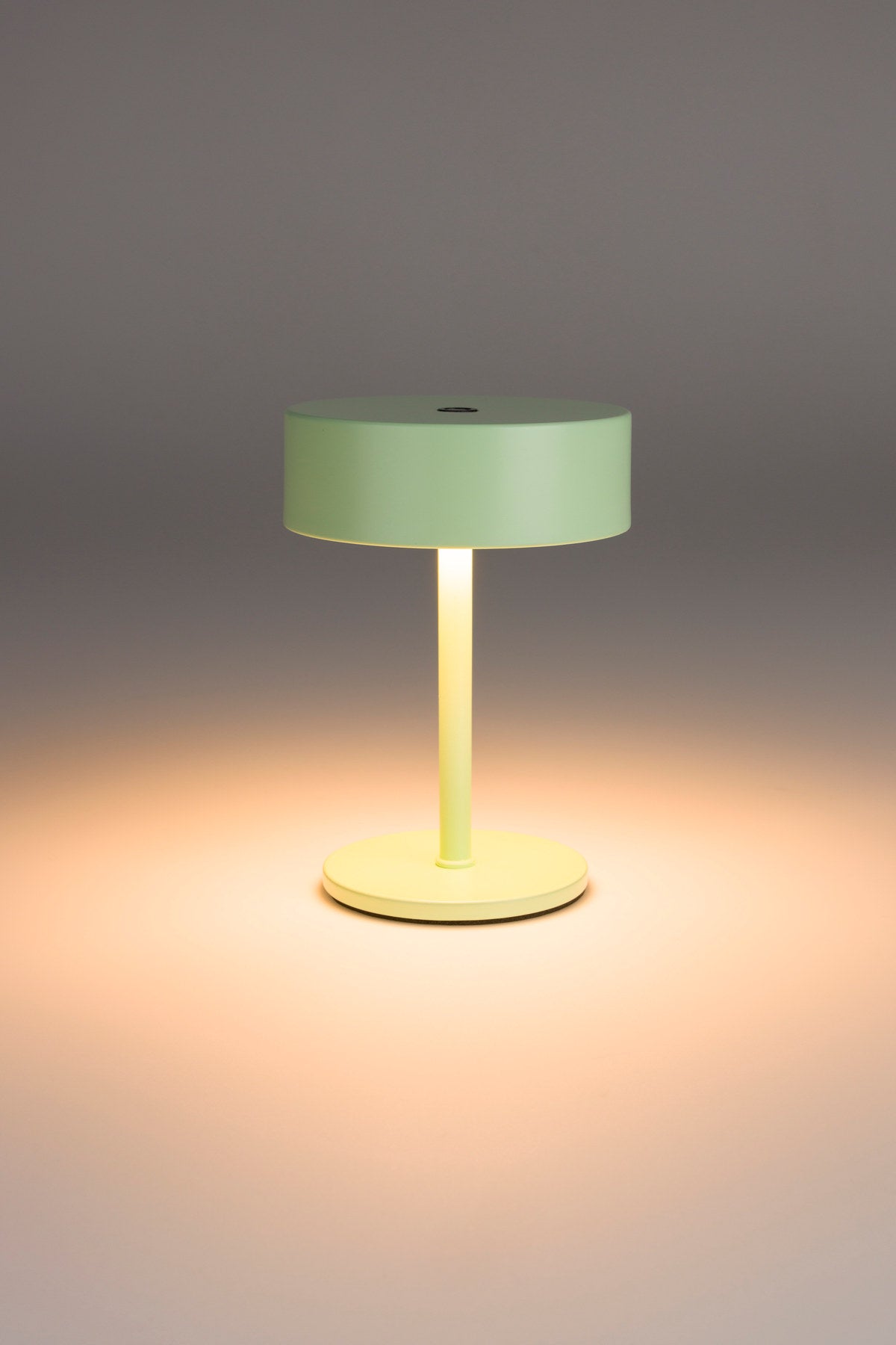 Kleine Tischleuchte Tischlampe Mini mit rundem flachem Schirm und quadratischer Eisenbasis