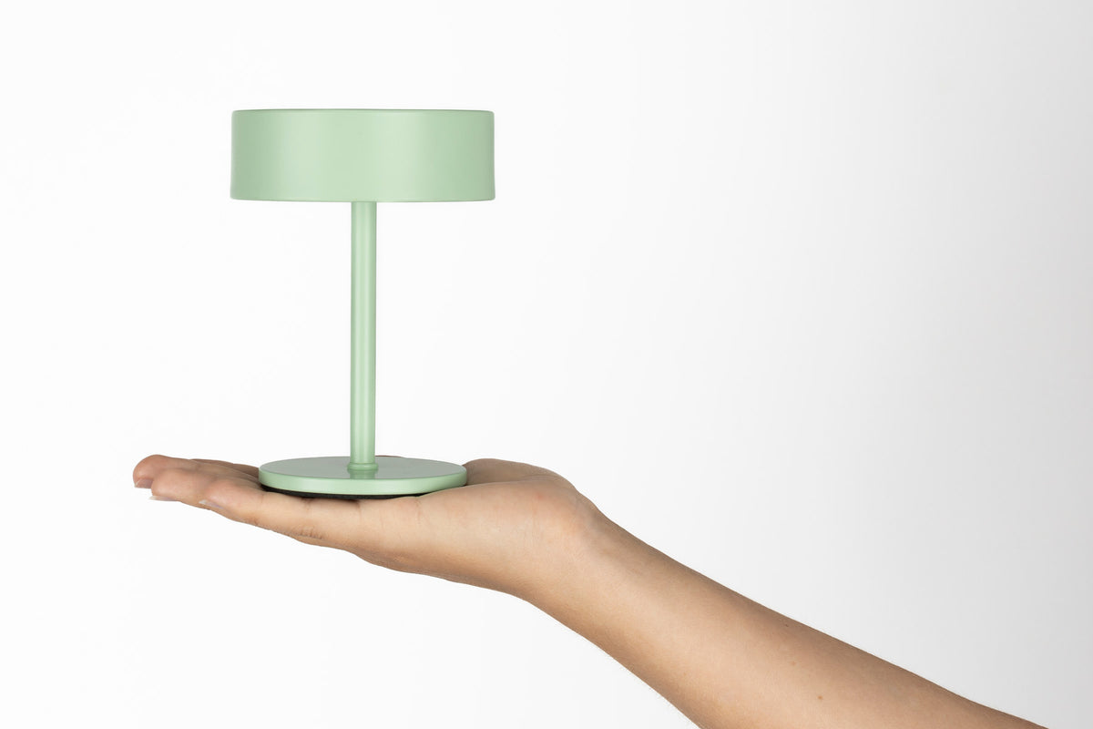 Kleine Tischleuchte Tischlampe Mini mit rundem flachem Schirm und quadratischer Eisenbasis
