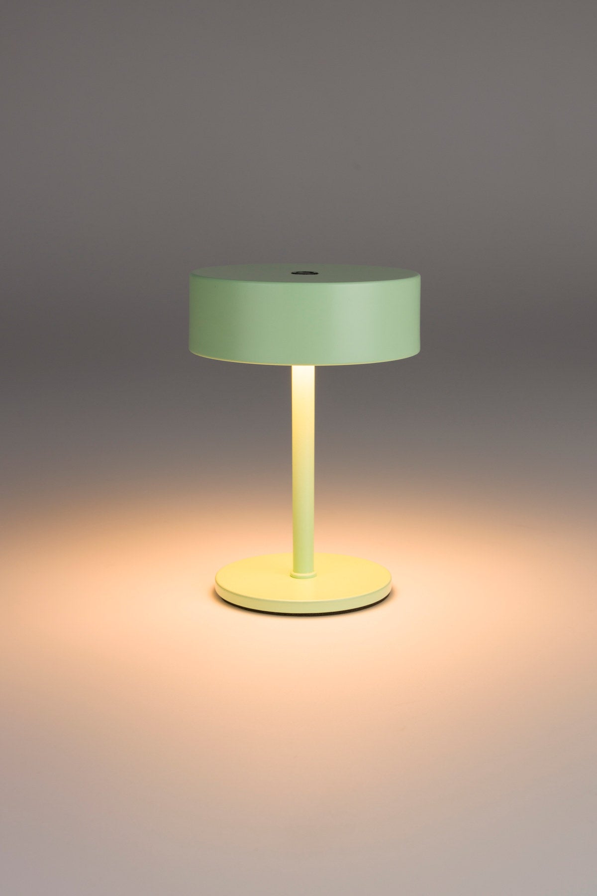 Kleine Tischleuchte Tischlampe Mini mit rundem flachem Schirm und quadratischer Eisenbasis