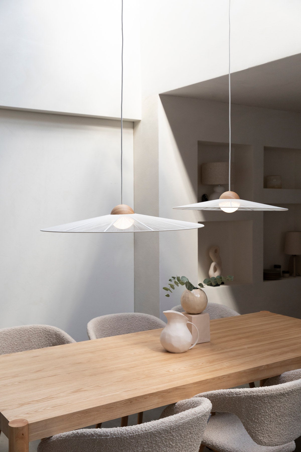 Pendelleuchte Belle L von Zuiver mit rundem Schirm aus gesponnenem Seil, Metall und Holz