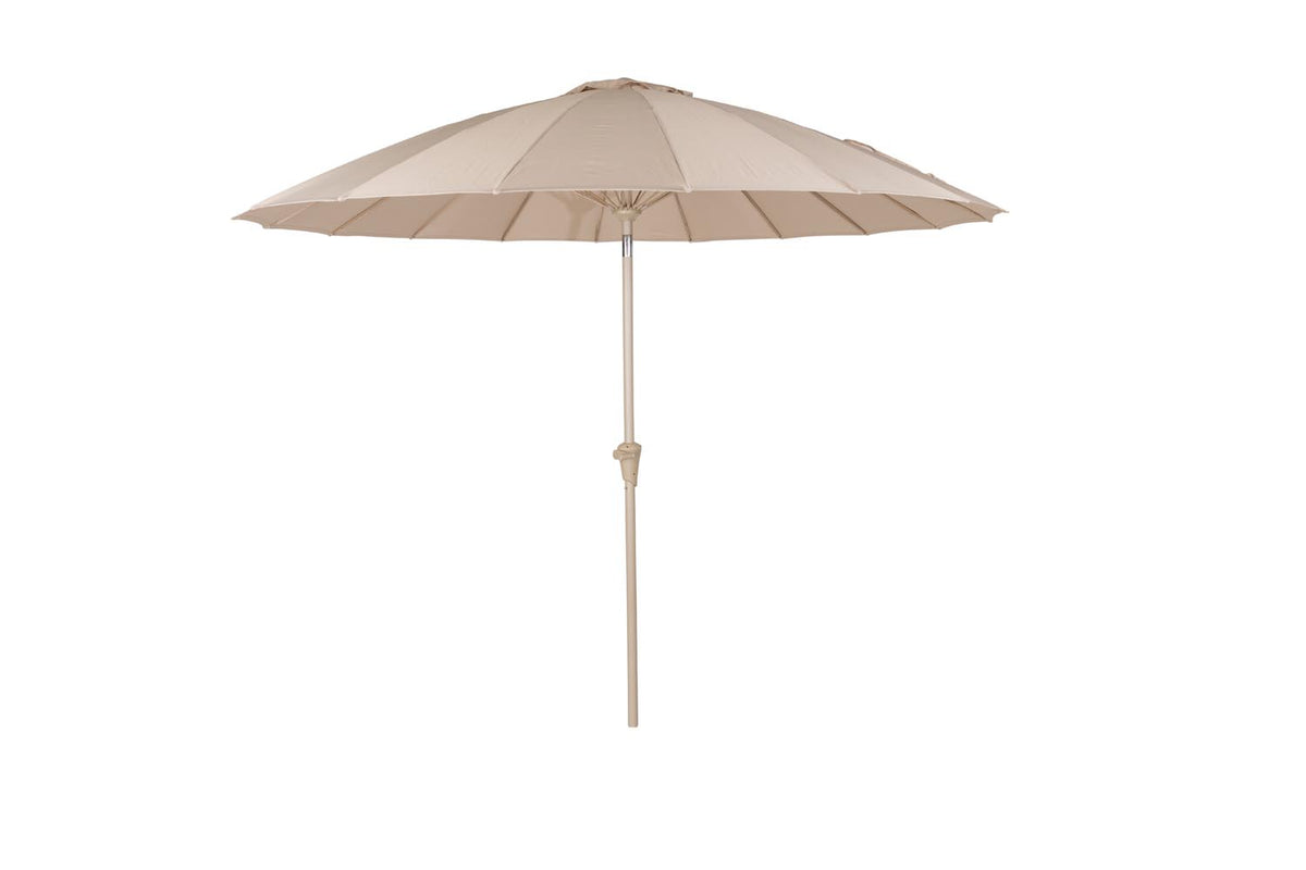 Sonnenschirm von Zuiver in Beige mit Stab aus pulverbeschichtetem Edelstahl und Griff zum Öffnen, aufgestellt auf einer Sonnenschirmbasis.