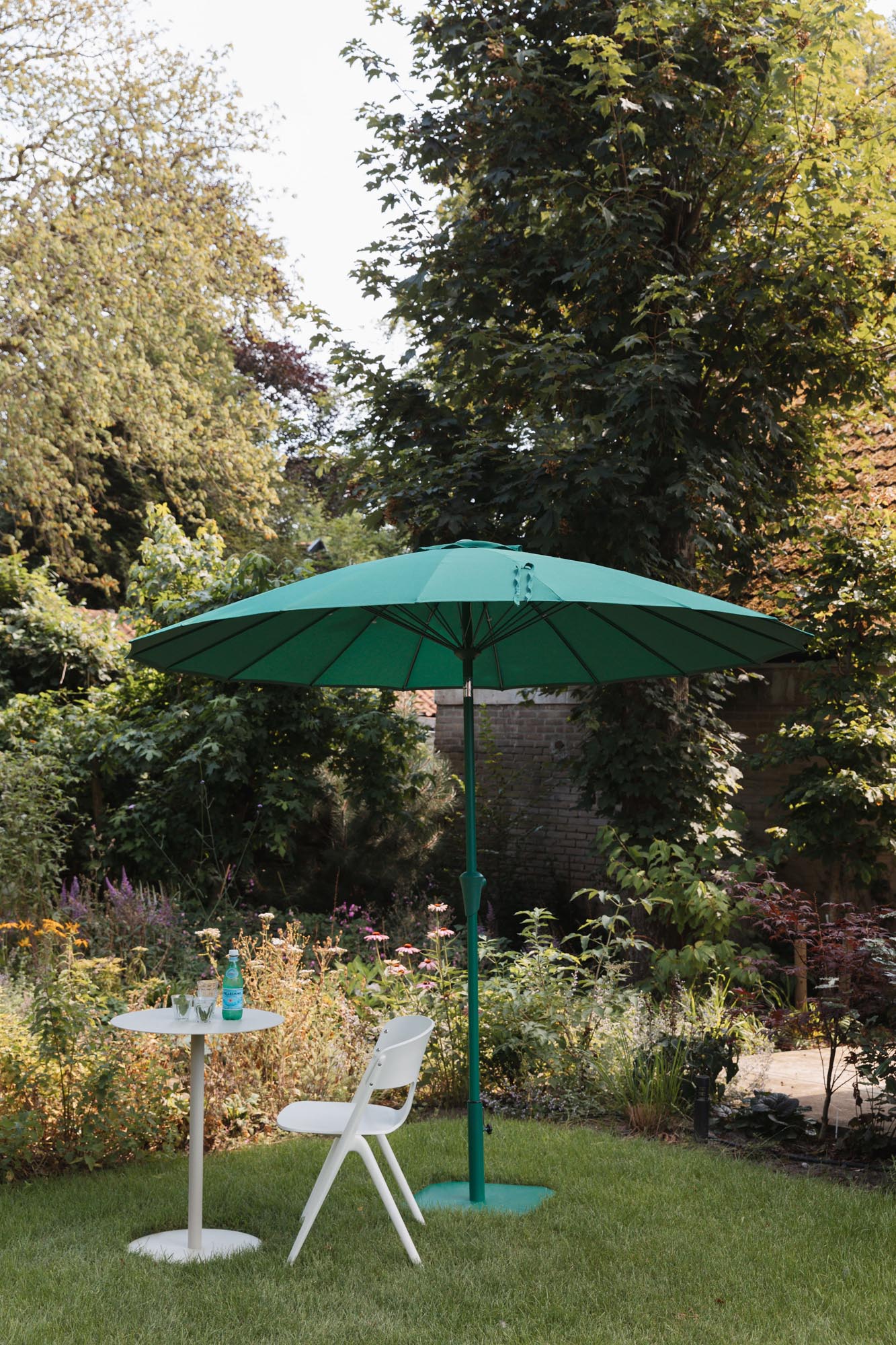 Die Sunshine Sunbrella von Zuiver kombiniert stilvollen Sonnenschutz mit modernem Design für Ihre Aussenbereiche.