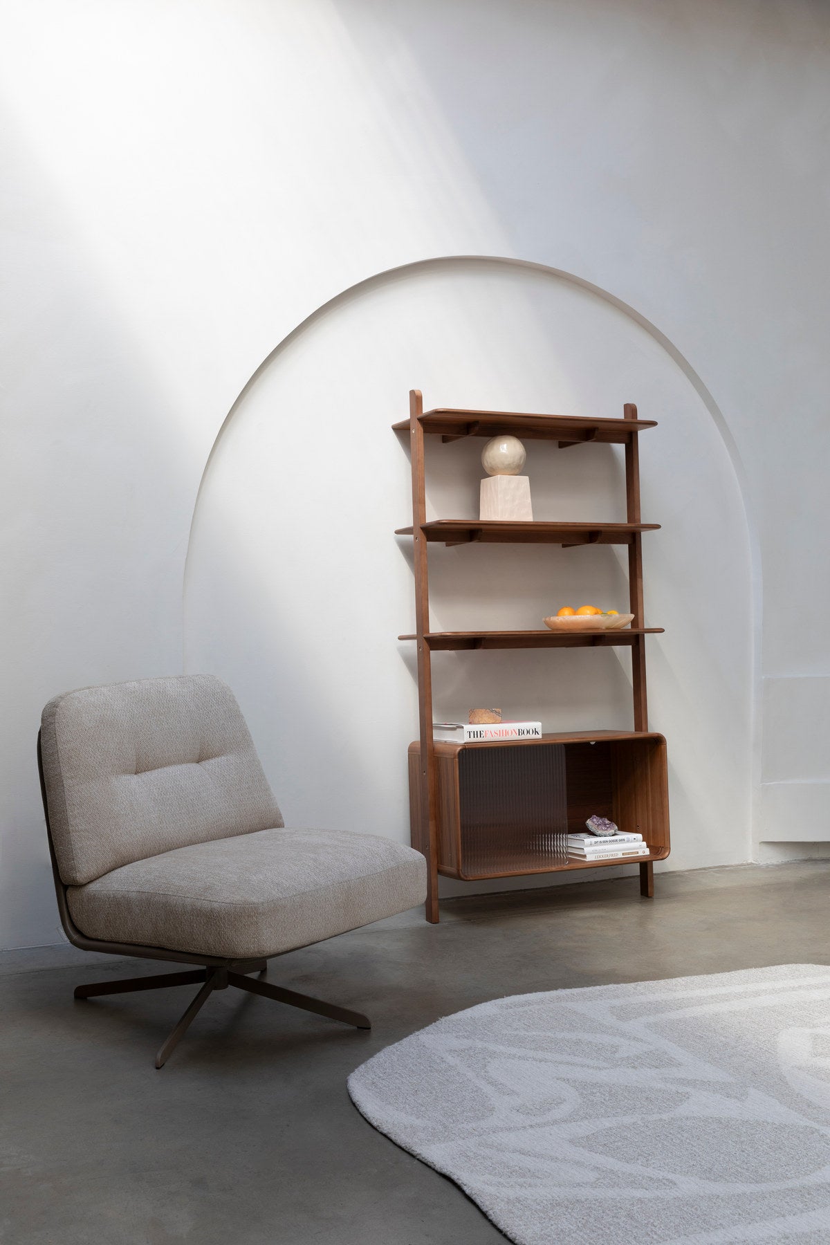Regal Rise in Braun präsentiert im Onlineshop von KAQTU Design AG. Standregal ist von Zuiver