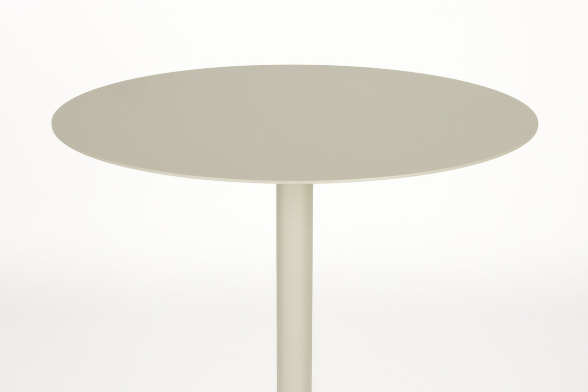 Runder Bistro Tisch Snow von Zuiver mit schlanker Metallplatte in Beige, mattes Finish, kompakte Bauform für drinnen und draussen.