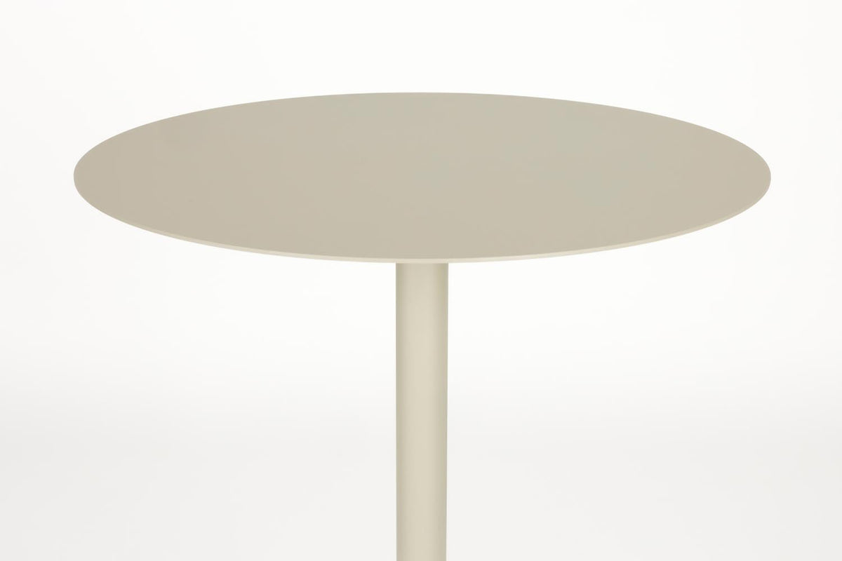 Runder Bistro Tisch Snow von Zuiver mit schlanker Metallplatte in Beige, mattes Finish, kompakte Bauform für drinnen und draussen.