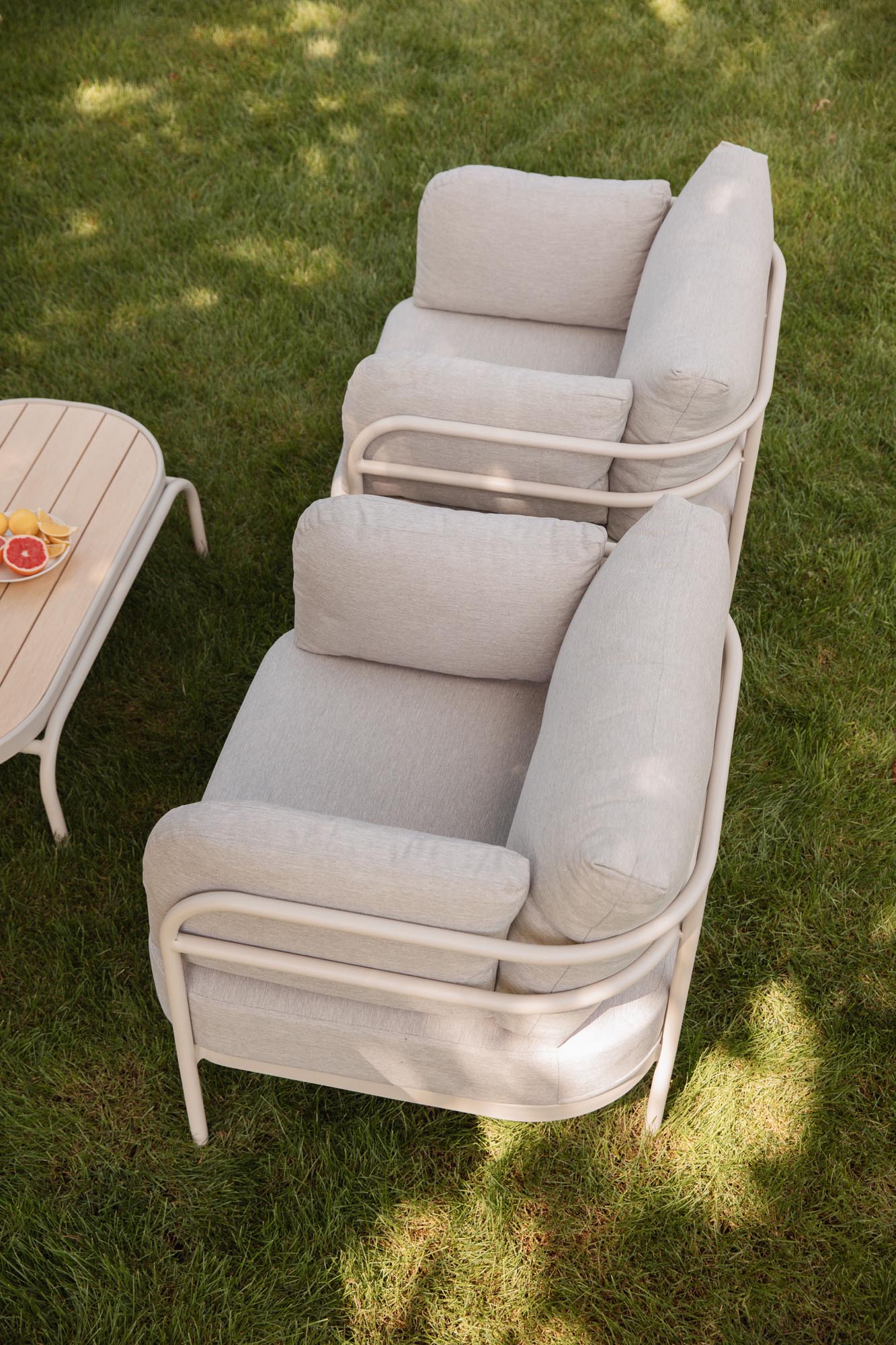 Verwandeln Sie Ihren Garten mit dem Vista Outdoor Set von Zuiver in eine stilvolle Entspannungsoase. Hochwertige Materialien und modernes Design.