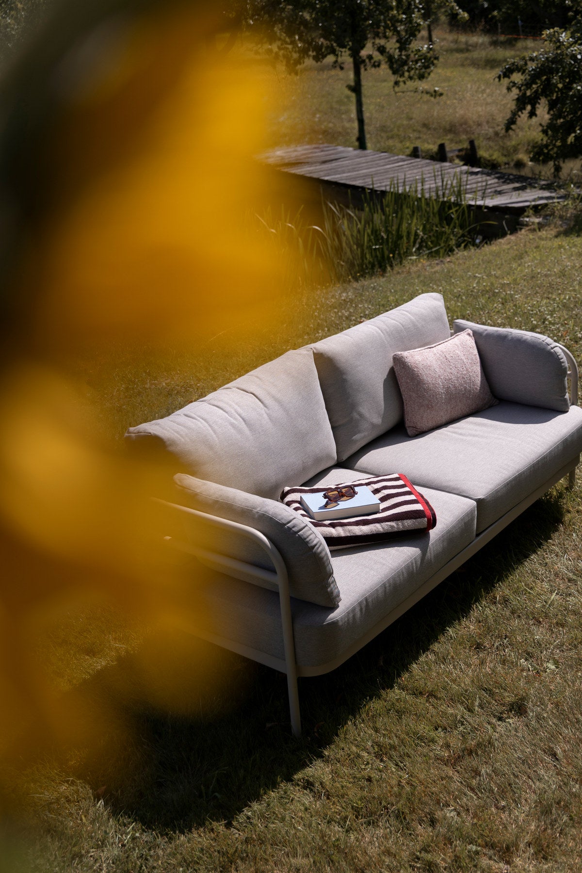 Vista Outdoor Set in beige präsentiert im Onlineshop von KAQTU Design AG. Loungeset ist von Zuiver