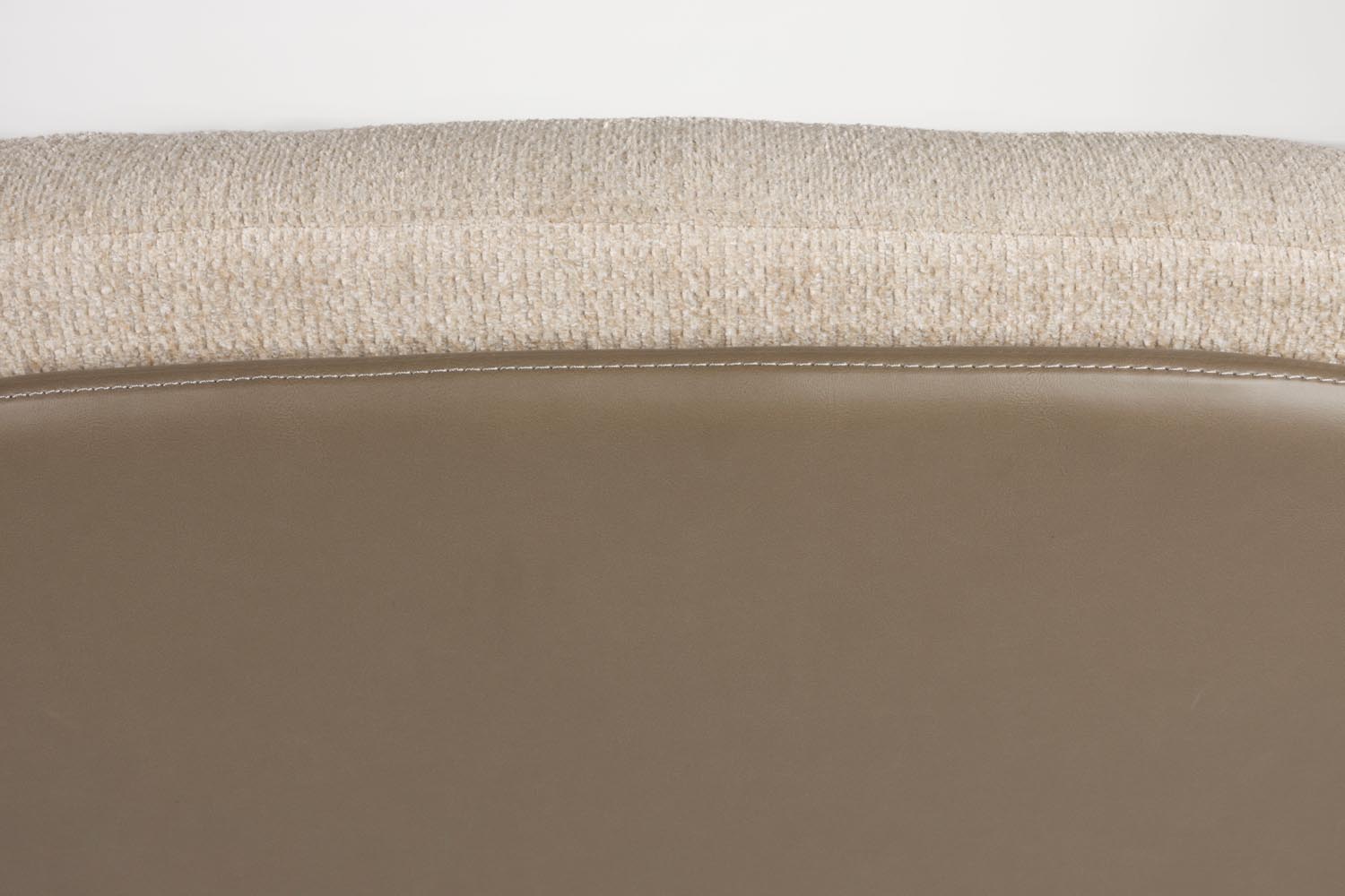 Erleben Sie den Sessel Benjamin von Zuiver – eine harmonische Verbindung aus modernem Stil und unvergleichlichem Sitzkomfort. Perfekt für Ihr Zuhause!