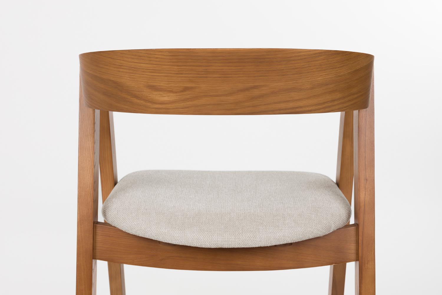 Entdecken Sie den Stuhl Mads von Zuiver – ein stilvolles Design aus robustem Eschenholz, das Gemütlichkeit und Eleganz in jeden Raum bringt.