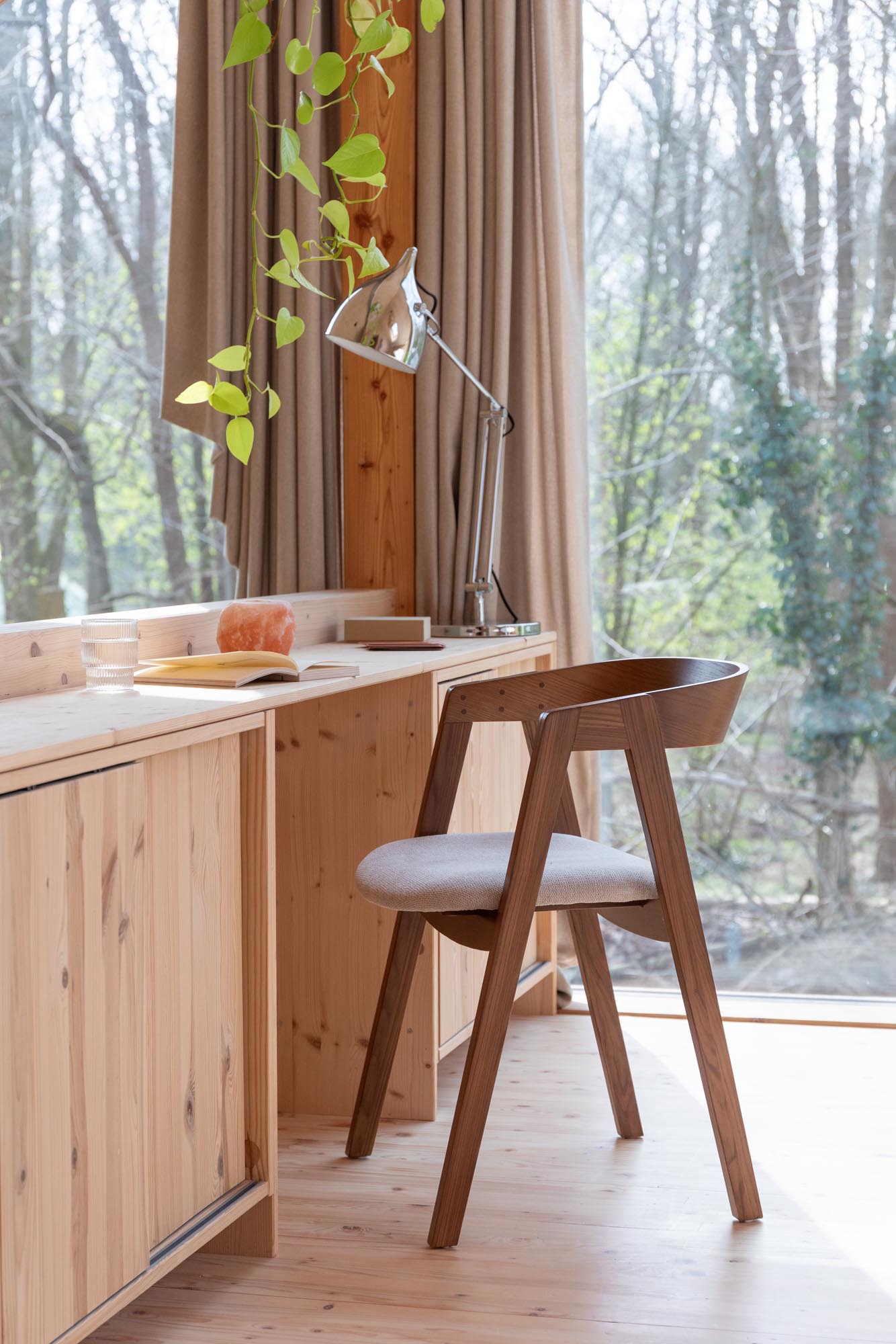 Erleben Sie den Stuhl Mads von Zuiver – ein elegantes Möbelstück aus hochwertigem Eschenholz, das Komfort und Stil in Ihr Zuhause bringt.