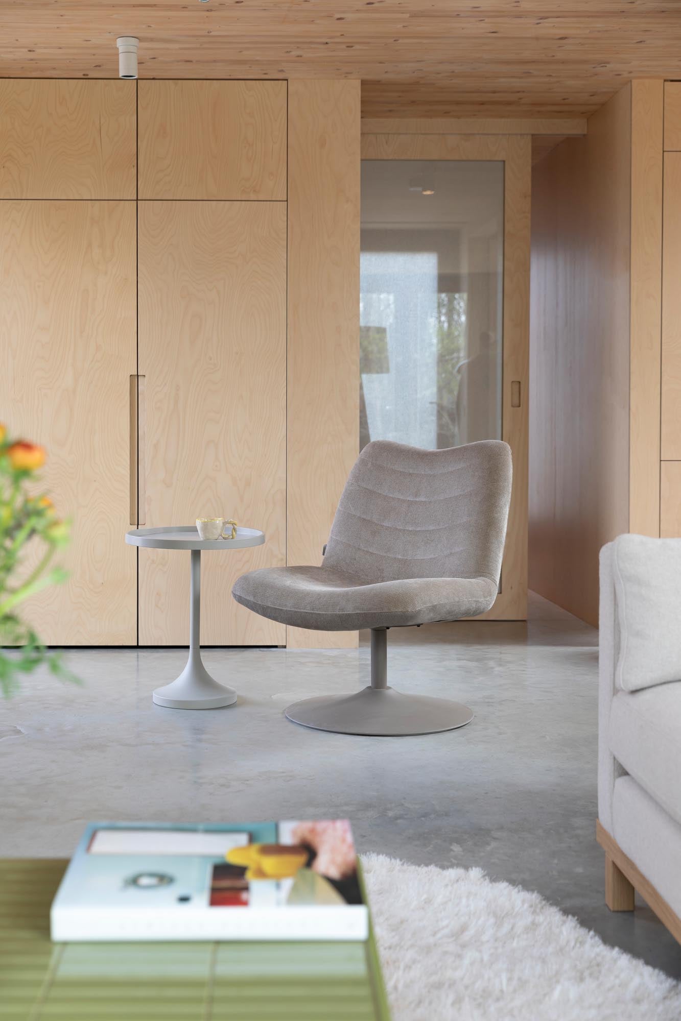 Der Beistelltisch Jason Beige von Zuiver kombiniert elegantes Design mit praktischer Vielseitigkeit. Ideal für jeden Wohnraum!