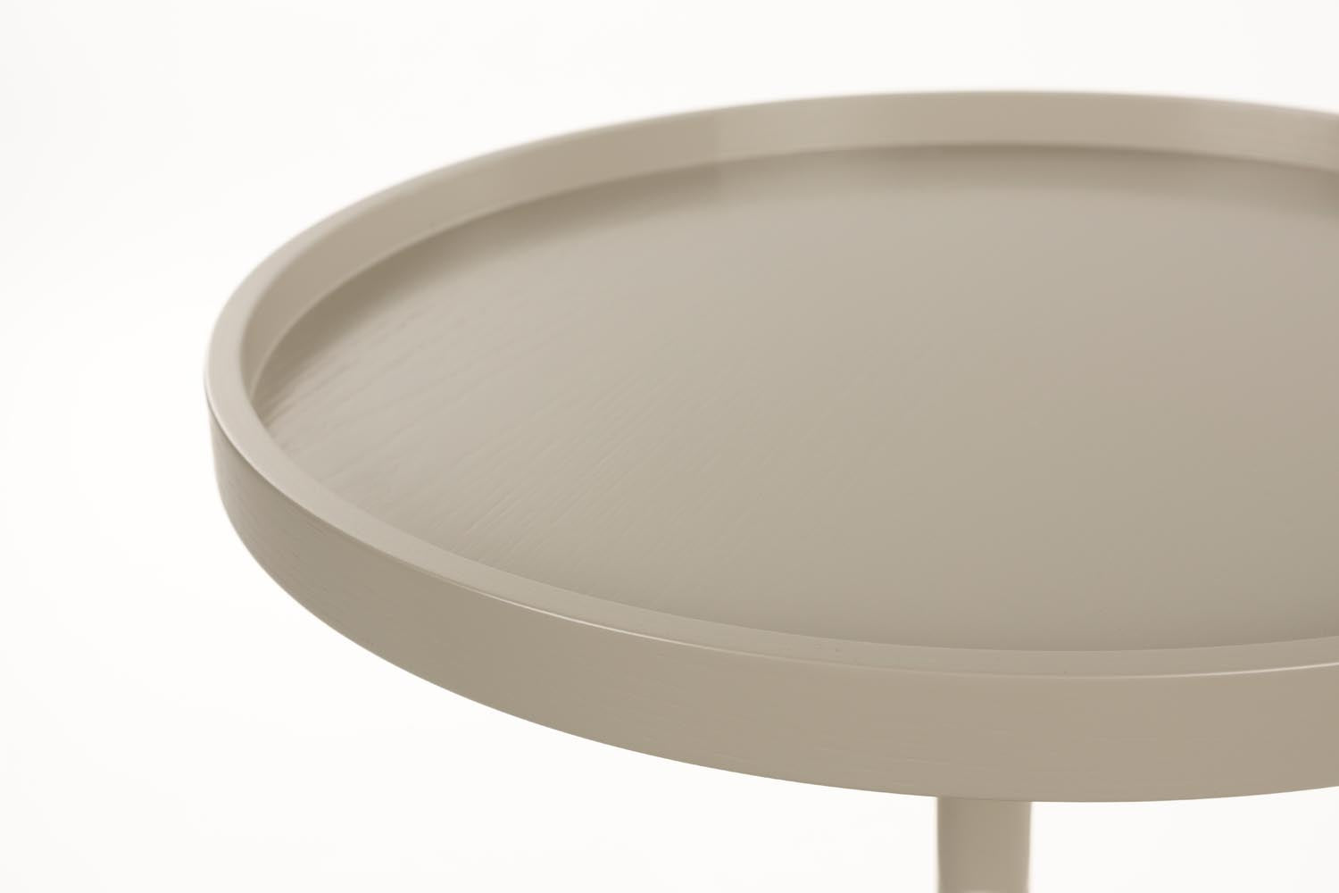 Der Beistelltisch Jason Beige von Zuiver vereint modernes Design mit Funktionalität. Aus pulverbeschichtetem Metall und Eichenfurnier gefertigt, ist er vielseitig einsetzbar und ein echter Blickfang.