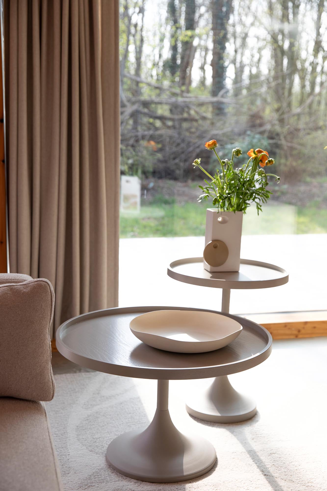 Der Beistelltisch Jason Beige von Zuiver kombiniert elegantes Design mit praktischer Vielseitigkeit. Ideal für jeden Wohnraum!