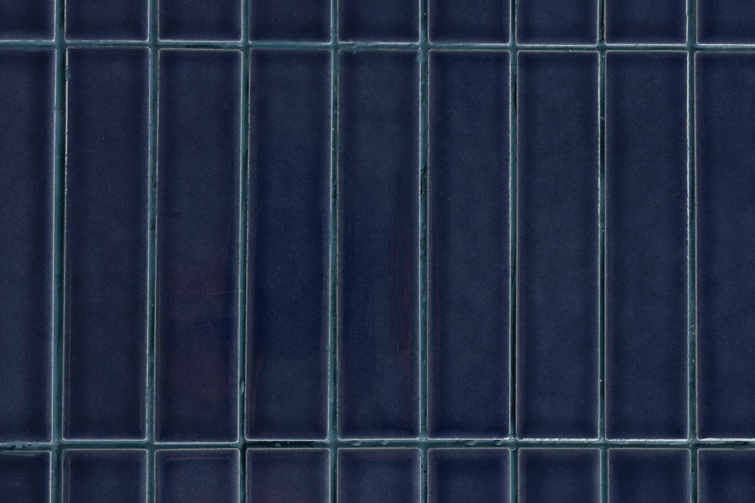 Der Sofatisch Tiles von Zuiver vereint modernes Design mit Funktionalität. Ideal für jede Sitzecke und ein echter Blickfang!