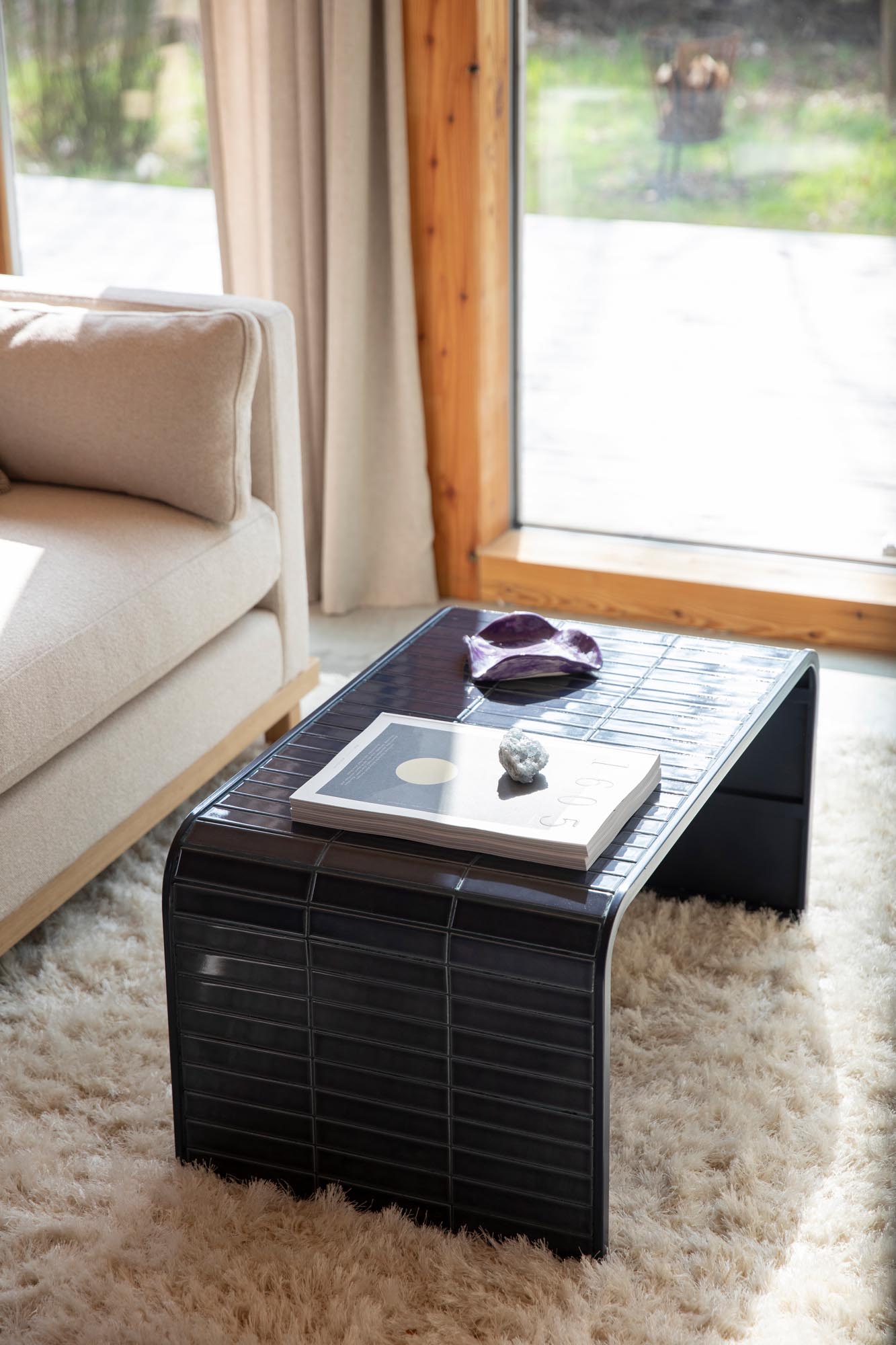 Der Sofatisch Tiles von Zuiver begeistert mit seiner einzigartigen Bogenform und stilvollen Fliesenoberfläche. Perfekt für Ihr Wohnzimmer!