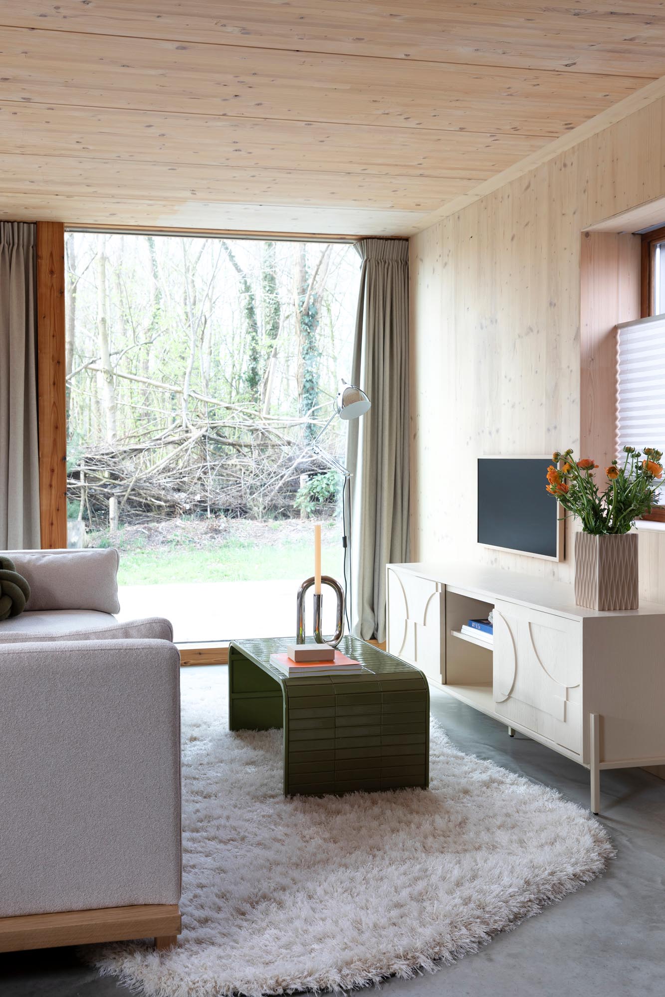 Der Sofatisch Tiles von Zuiver begeistert mit seiner einzigartigen Bogenform und stilvollen Fliesenoberfläche. Perfekt für Ihr Wohnzimmer!