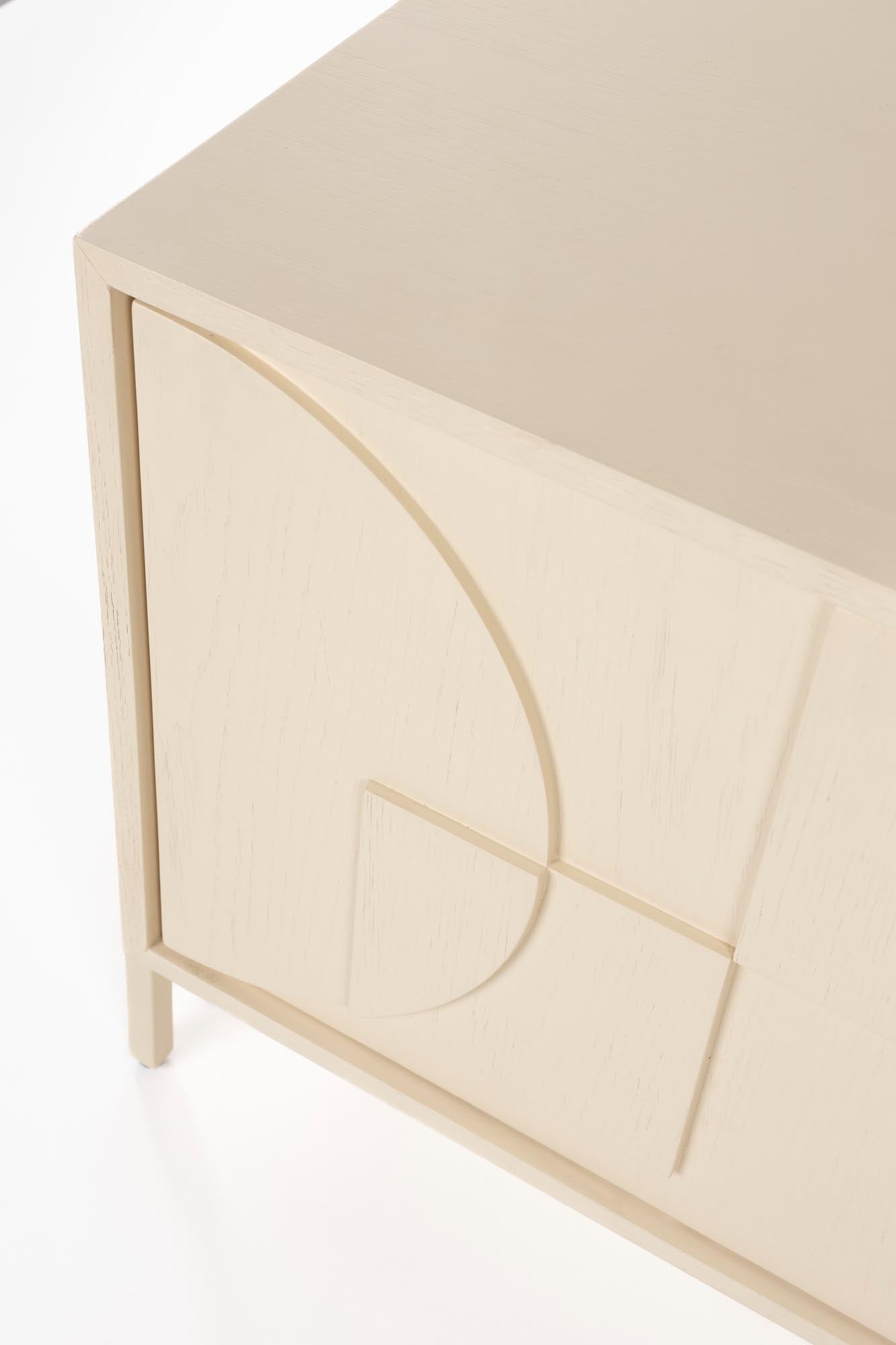 Entdecken Sie das Sideboard Faces von Zuiver – ein elegantes Möbelstück mit einzigartigen Relieftüren, das Funktionalität und modernes Design harmonisch verbindet.