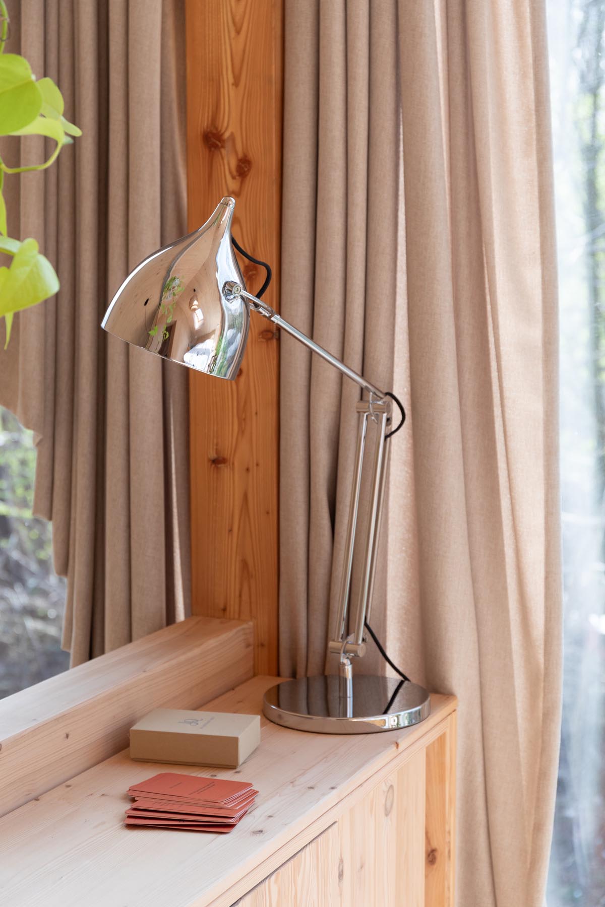 Schreibtischleuchte Reader Chrome in Silber präsentiert im Onlineshop von KAQTU Design AG. Tischleuchte ist von Zuiver