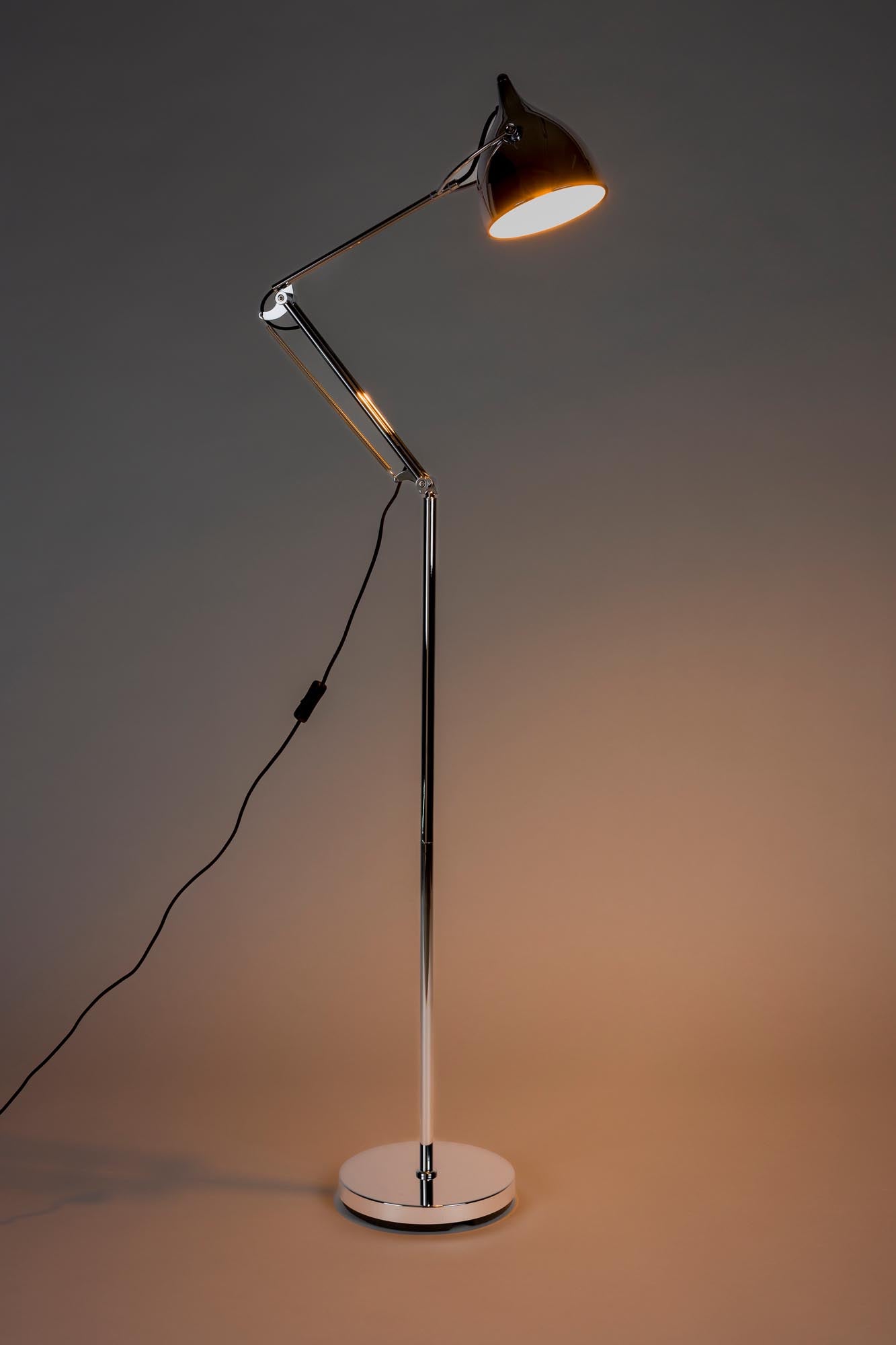 Entdecken Sie die elegante Stehleuchte Reader Chrome von Zuiver – die perfekte Kombination aus Stil und Funktionalität für Ihr Zuhause.