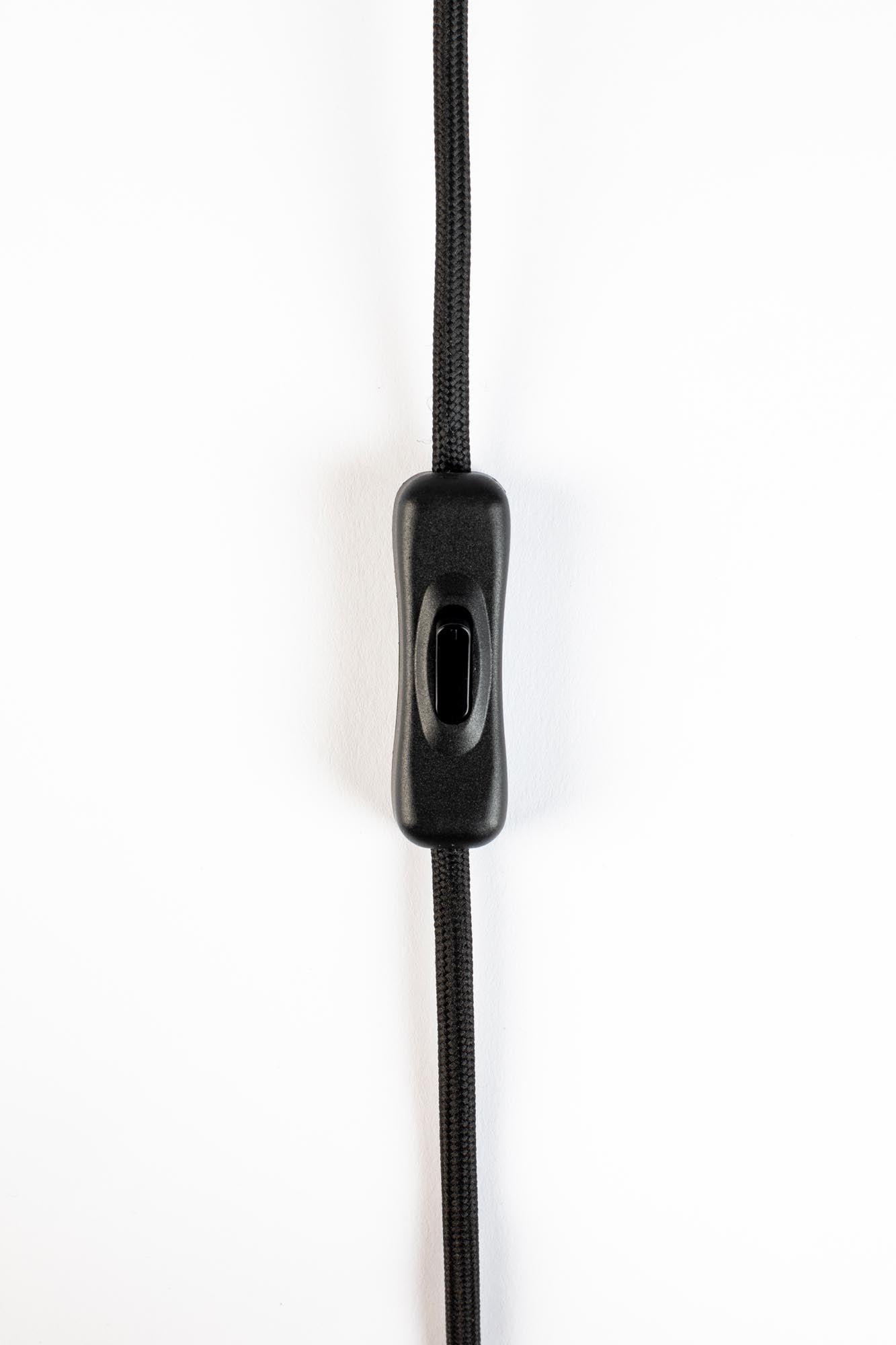 Erleben Sie die Reader Chrome Stehleuchte von Zuiver – eine stilvolle und praktische Beleuchtungslösung, die jedem Raum Eleganz verleiht.