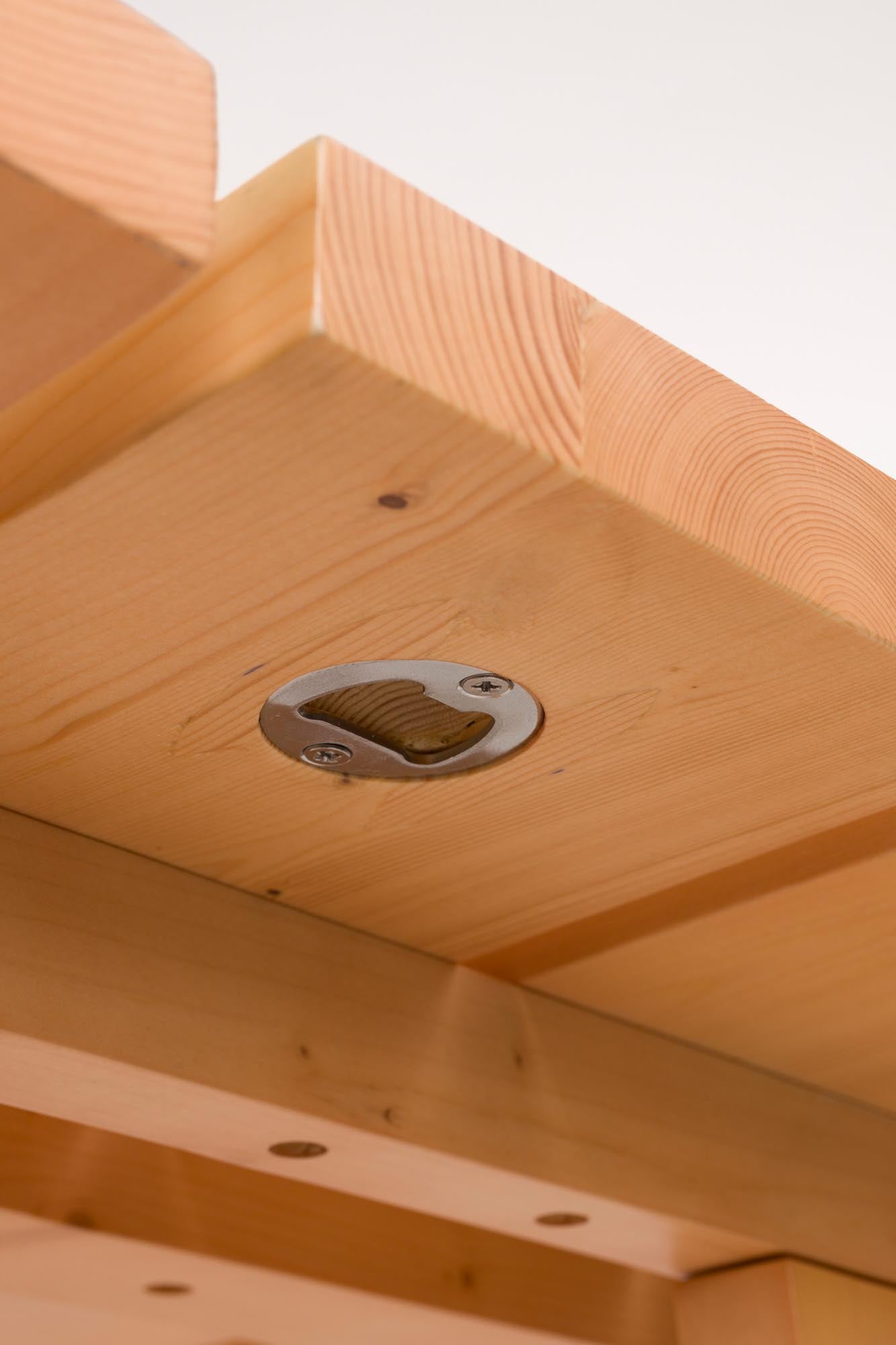 Erleben Sie stilvolle Entspannung im Freien mit dem Avenue Natural Gartentisch von Zuiver – klappbar, aus Kiefernholz und mit integriertem Flaschenöffner.