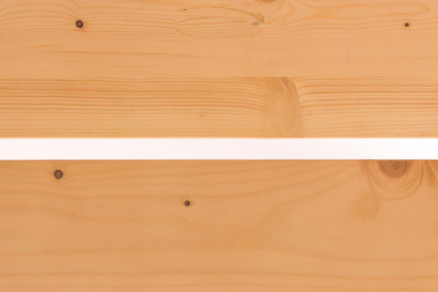 Erleben Sie stilvolle Entspannung im Freien mit dem Avenue Natural Gartentisch von Zuiver – klappbar, aus Kiefernholz und mit integriertem Flaschenöffner.