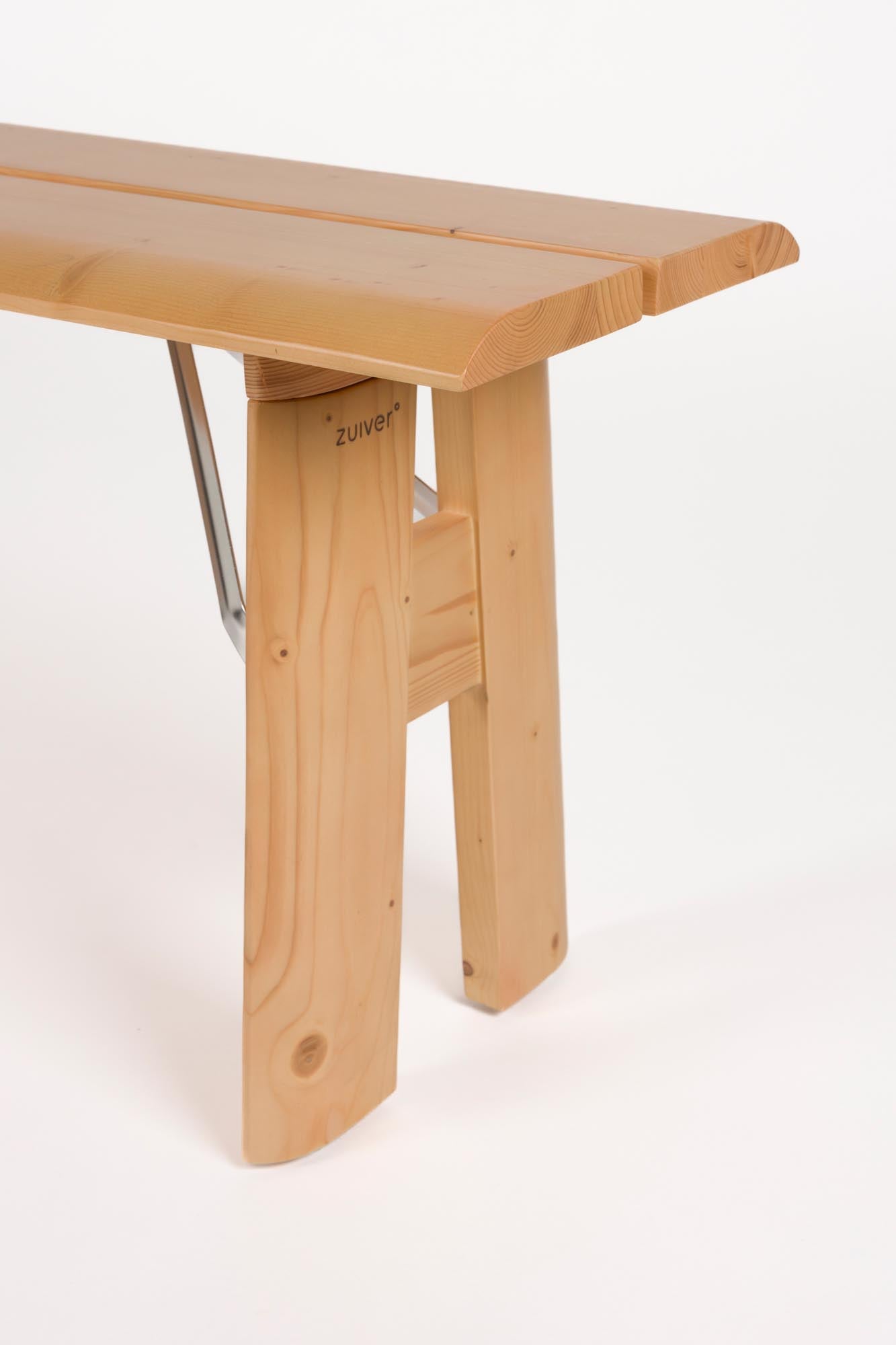 Verleihen Sie Ihrem Garten mit der Avenue-Gartenbank von Zuiver einen Hauch von Eleganz. Klappbar, aus Kiefernholz und komfortabel – ideal für entspannte Stunden im Freien!