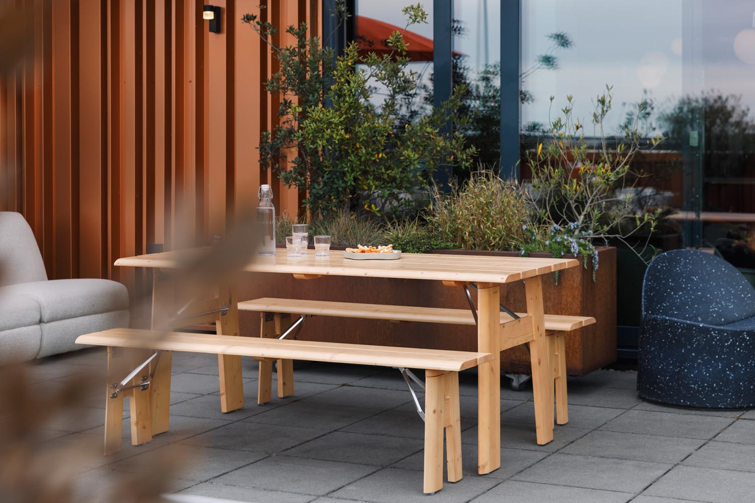 Erleben Sie die stilvolle Avenue-Gartenbank von Zuiver: Klappbar, aus Kiefernholz und ideal für gemütliche Stunden im Garten!