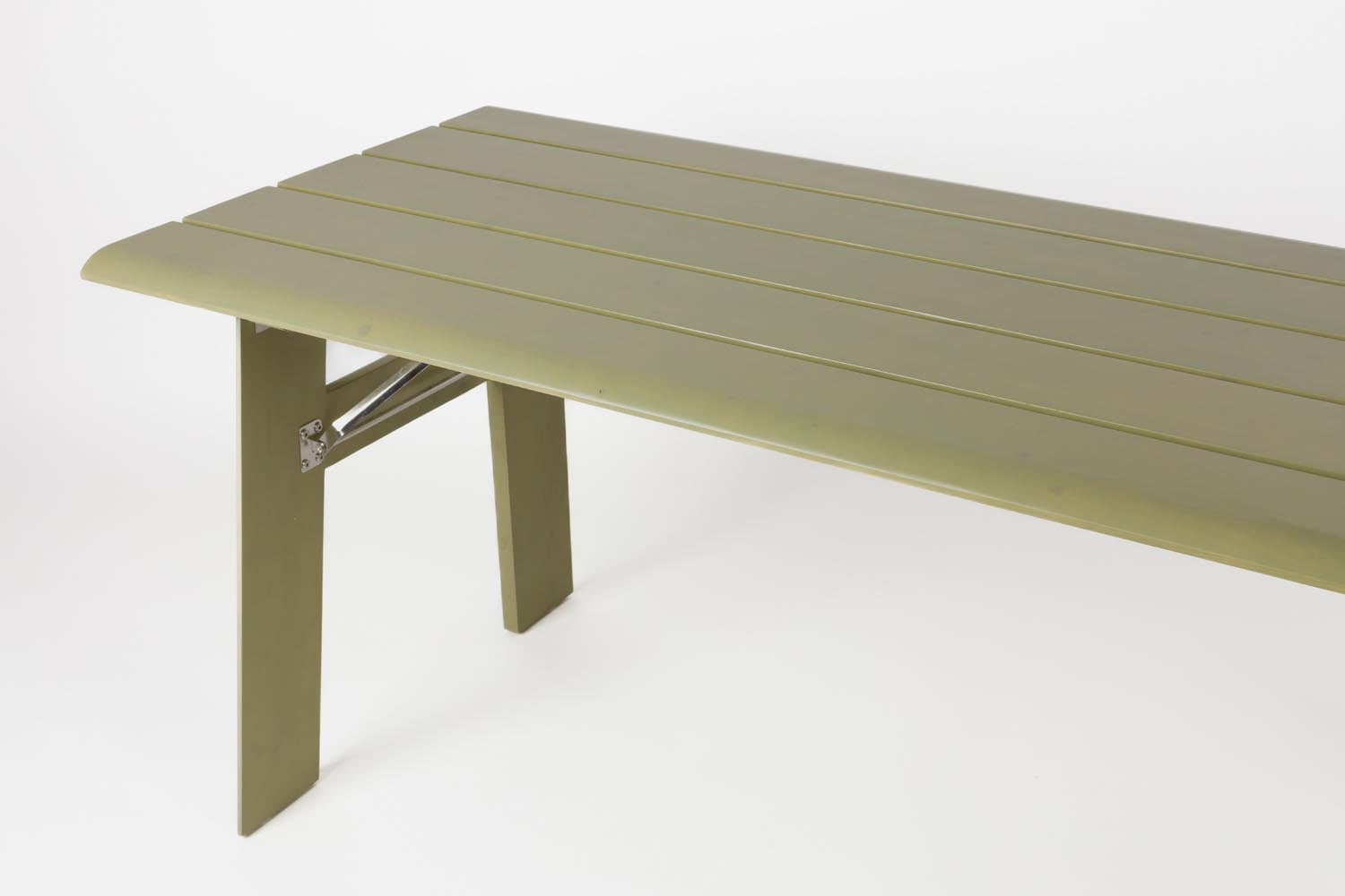 Erleben Sie stilvolle Momente im Freien mit dem Gartentisch Avenue Desert Sage von Zuiver – ausziehbar, wetterfest und mit integriertem Flaschenöffner.