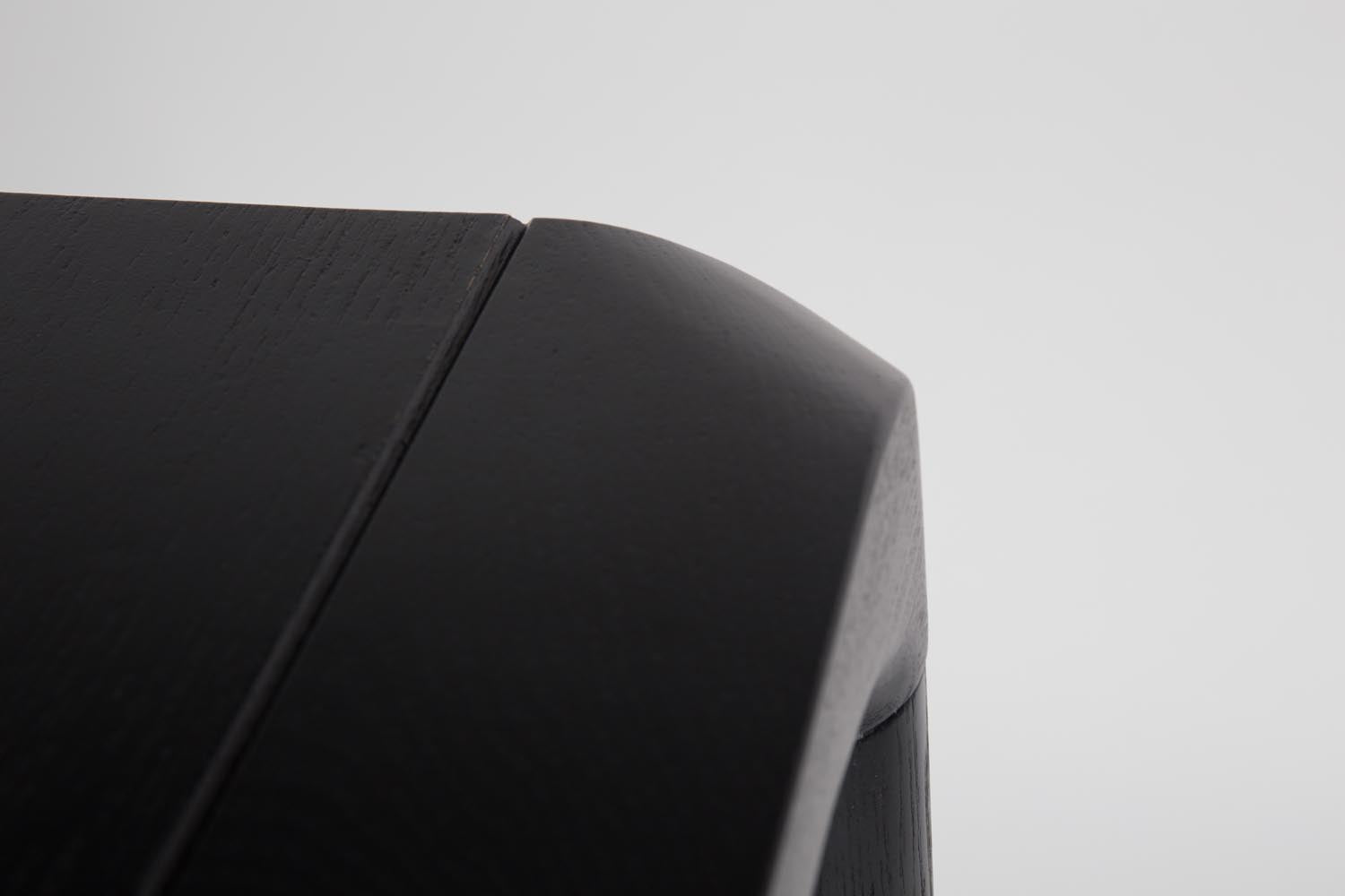 Der Tisch Storm von Zuiver in edlem Schwarz vereint modernes Design und Funktionalität – perfekt für Ihr Zuhause. Jetzt bei KAQTU Design AG erhältlich!