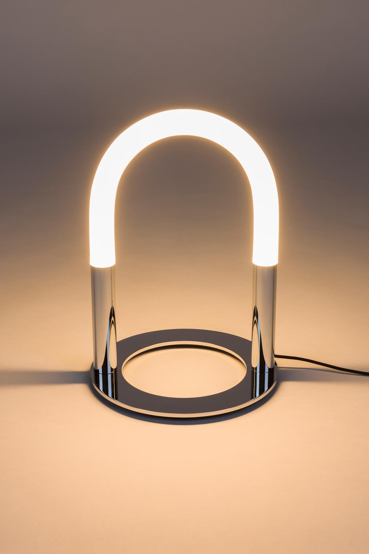 Stehleuchte Arch in Silber präsentiert im Onlineshop von KAQTU Design AG. Stehleuchte ist von Zuiver