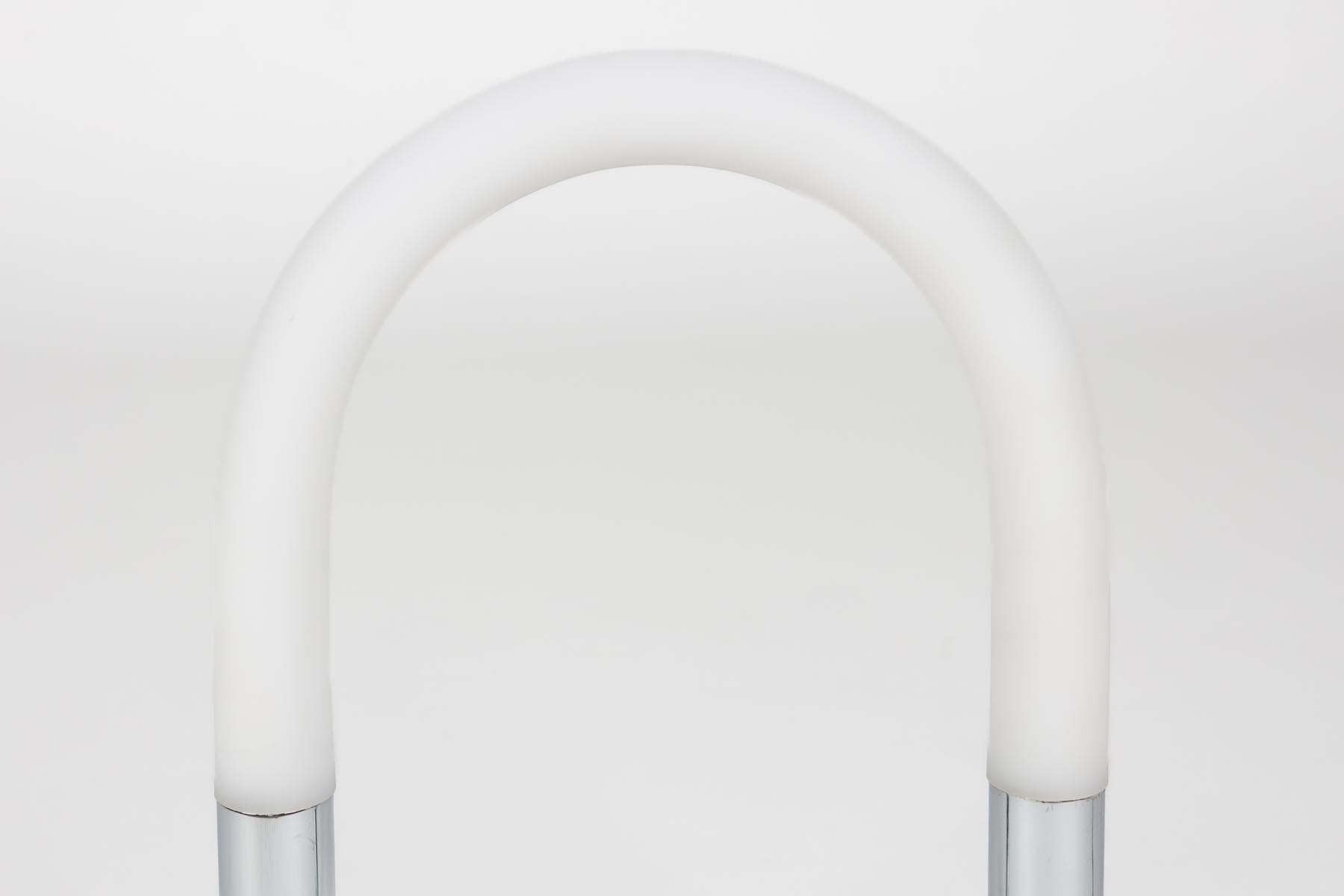 Stehleuchte Arch in Silber präsentiert im Onlineshop von KAQTU Design AG. Stehleuchte ist von Zuiver