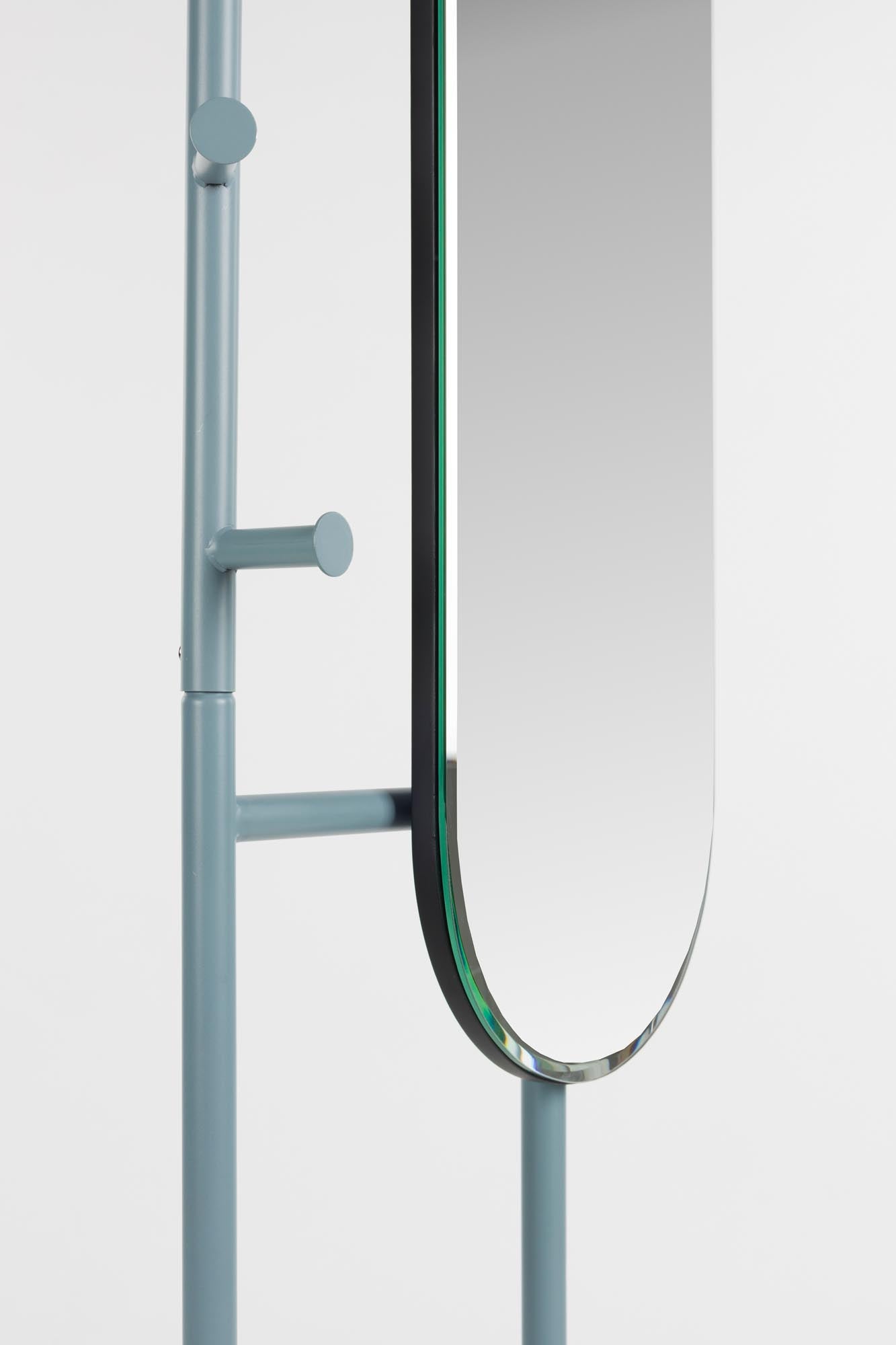 Erleben Sie den Vero Blue Standspiegel von Zuiver – ein elegantes Möbelstück, das jeden Raum aufwertet und für praktische Nutzung sorgt.