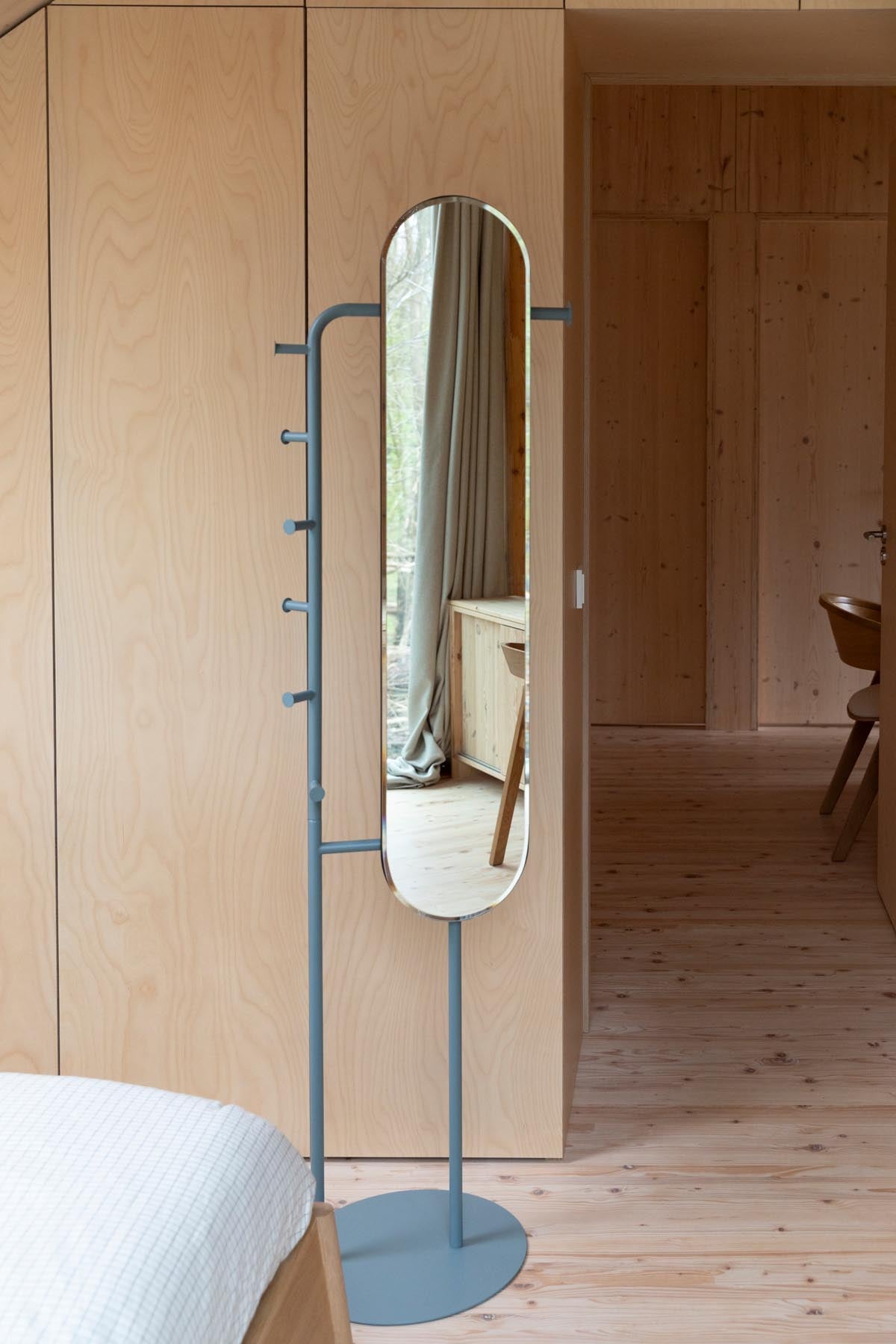 Standspiegel Vero Blue in Blau präsentiert im Onlineshop von KAQTU Design AG. Tischspiegel ist von Zuiver