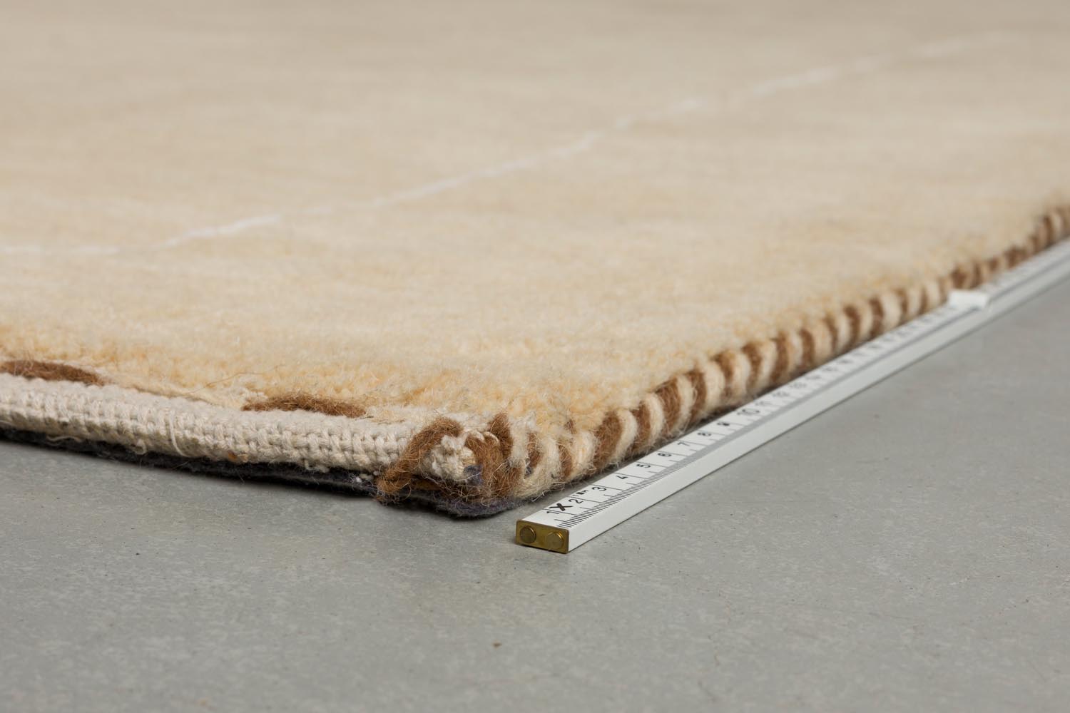 Entdecken Sie den Teppich Doodle 200x300 von Zuiver – ein modernes Wohnaccessoire, das Komfort und Stil in Ihr Zuhause bringt.