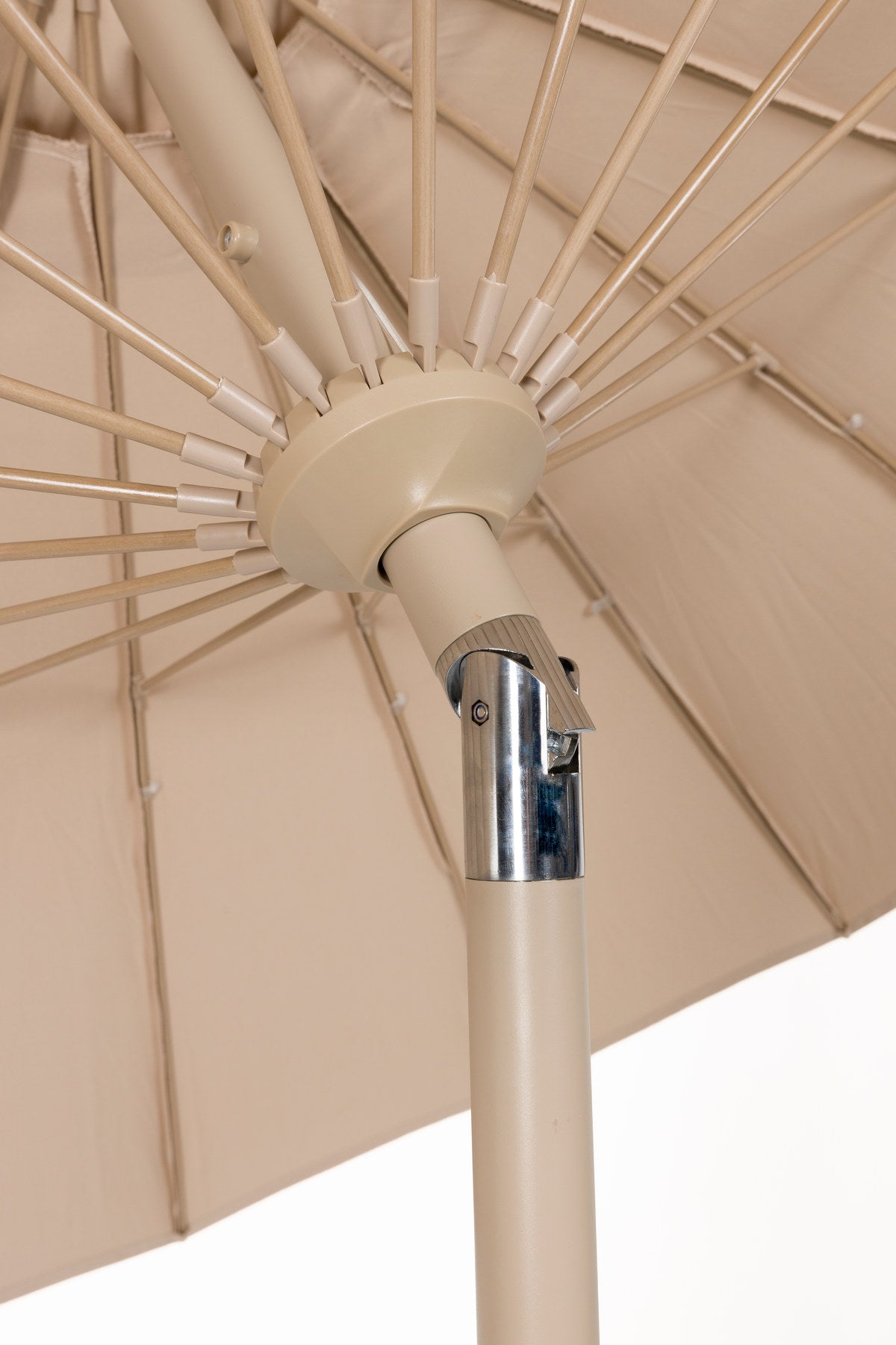 Sunbrella Sunshine Set Brown Rice in beige präsentiert im Onlineshop von KAQTU Design AG. Sonnenschirm ist von Zuiver
