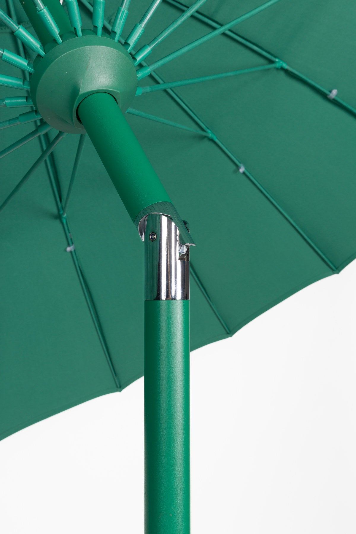 Sunbrella Sunshine Set Desert Sage in Grün präsentiert im Onlineshop von KAQTU Design AG. Sonnenschirm ist von Zuiver