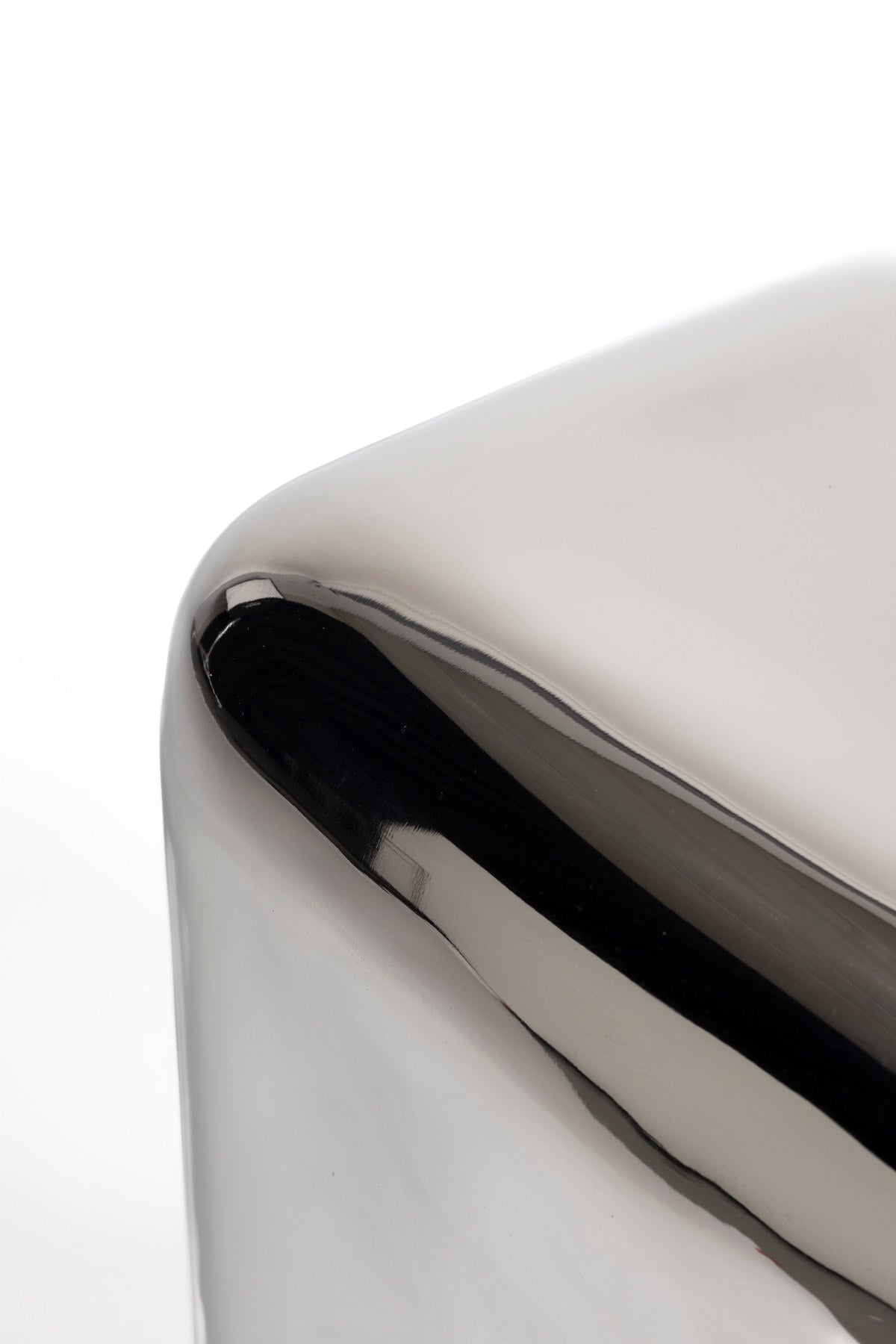 Hocker Creek in Silber präsentiert im Onlineshop von KAQTU Design AG. Hocker ist von Zuiver
