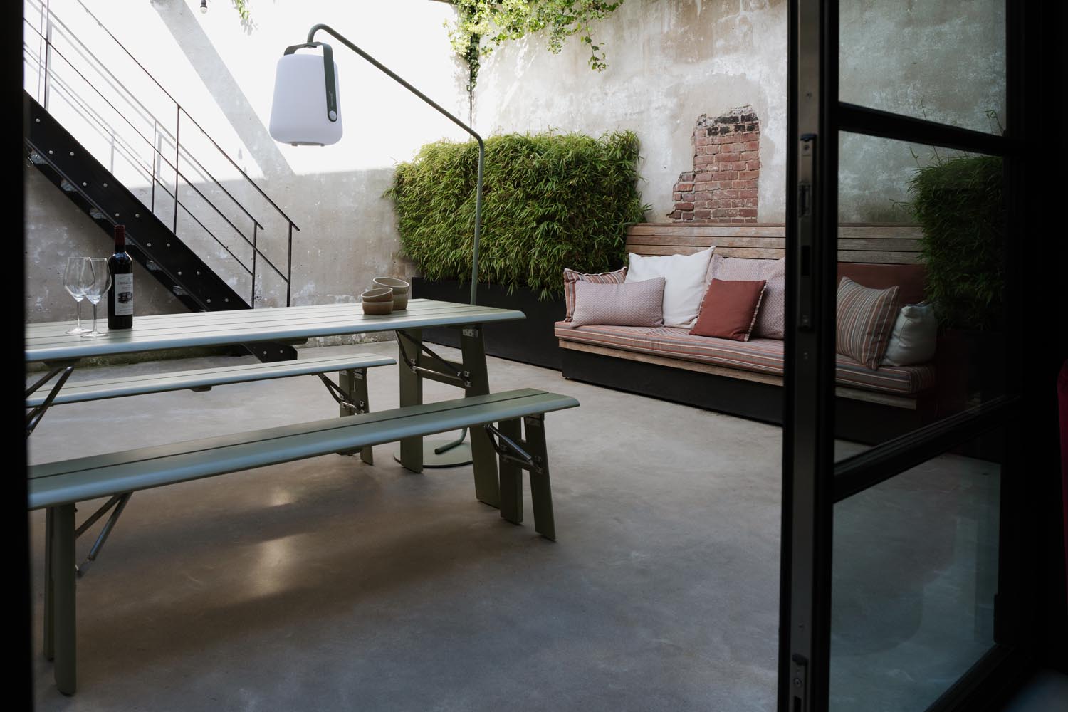 Entdecken Sie das vielseitige Gartentischset Avenue von Zuiver – stilvolles Design, klappbar und perfekt für gesellige Stunden im Freien.