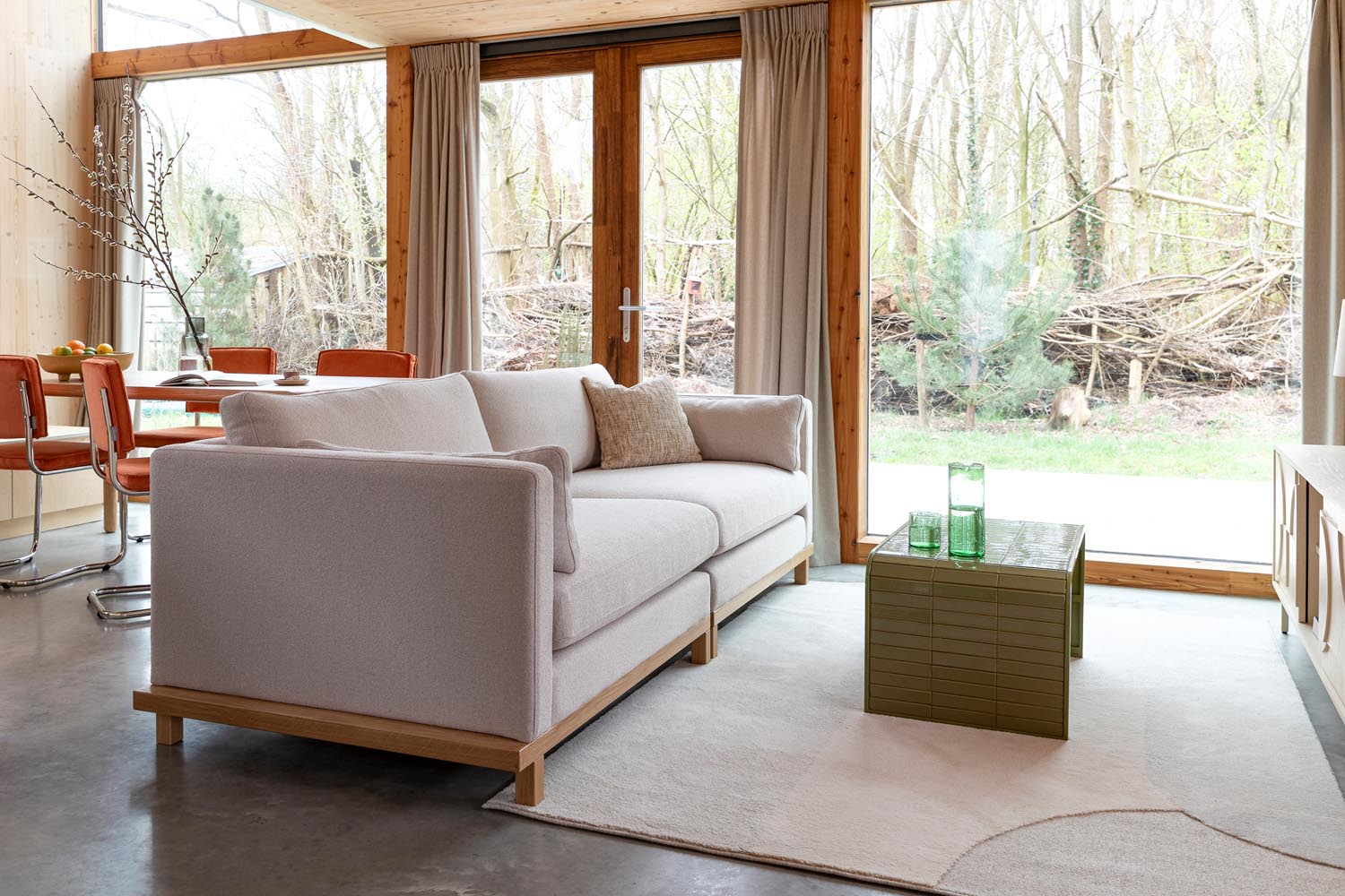 Erleben Sie das elegante 4,5-Sitzer Sofa Blossom von Zuiver in sanften Sandtönen – ideal für ein modernes Wohnambiente.