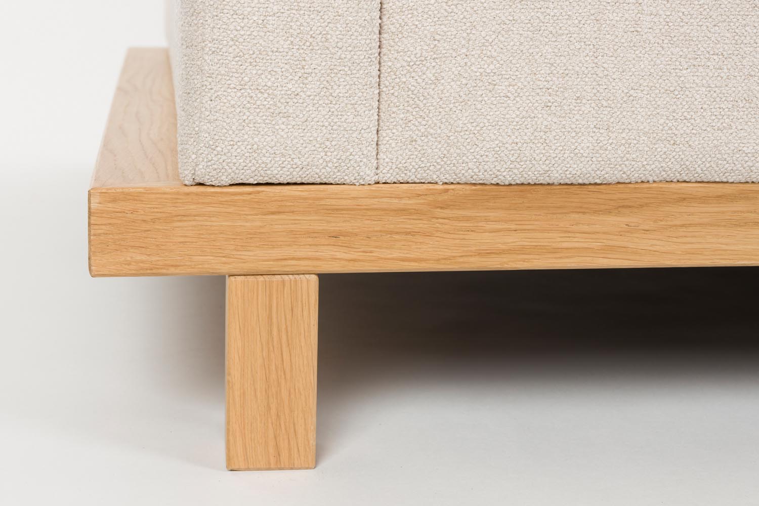 Erleben Sie das elegante 4,5-Sitzer Sofa Blossom von Zuiver in sanften Sandtönen – ideal für ein modernes Wohnambiente.