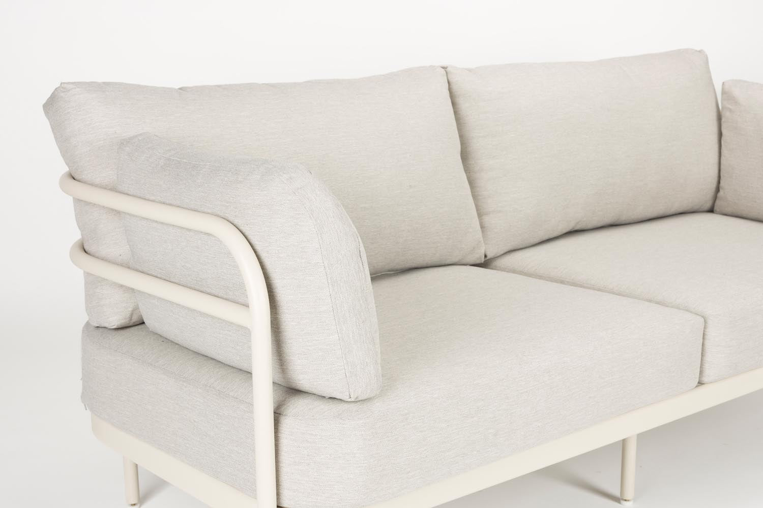 Entdecken Sie das stilvolle Outdoor-Set Vista von Zuiver mit Sofatisch. Perfekt für entspannte Stunden im Garten oder auf der Terrasse.