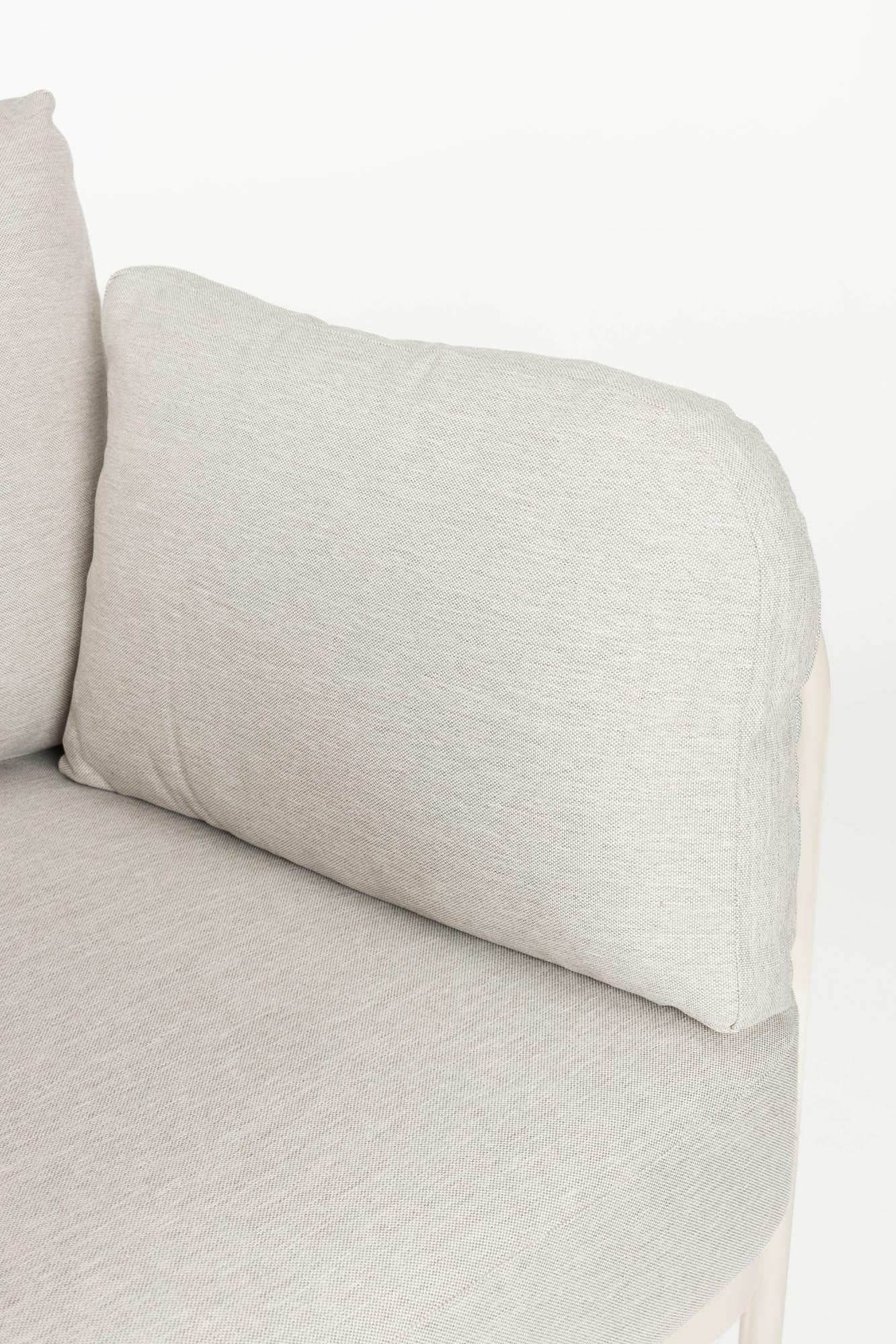 Genießen Sie mit dem Outdoor-Set Vista von Zuiver und dem passenden Sofatisch stilvolle Momente im Freien. Komfort und modernes Design vereint!