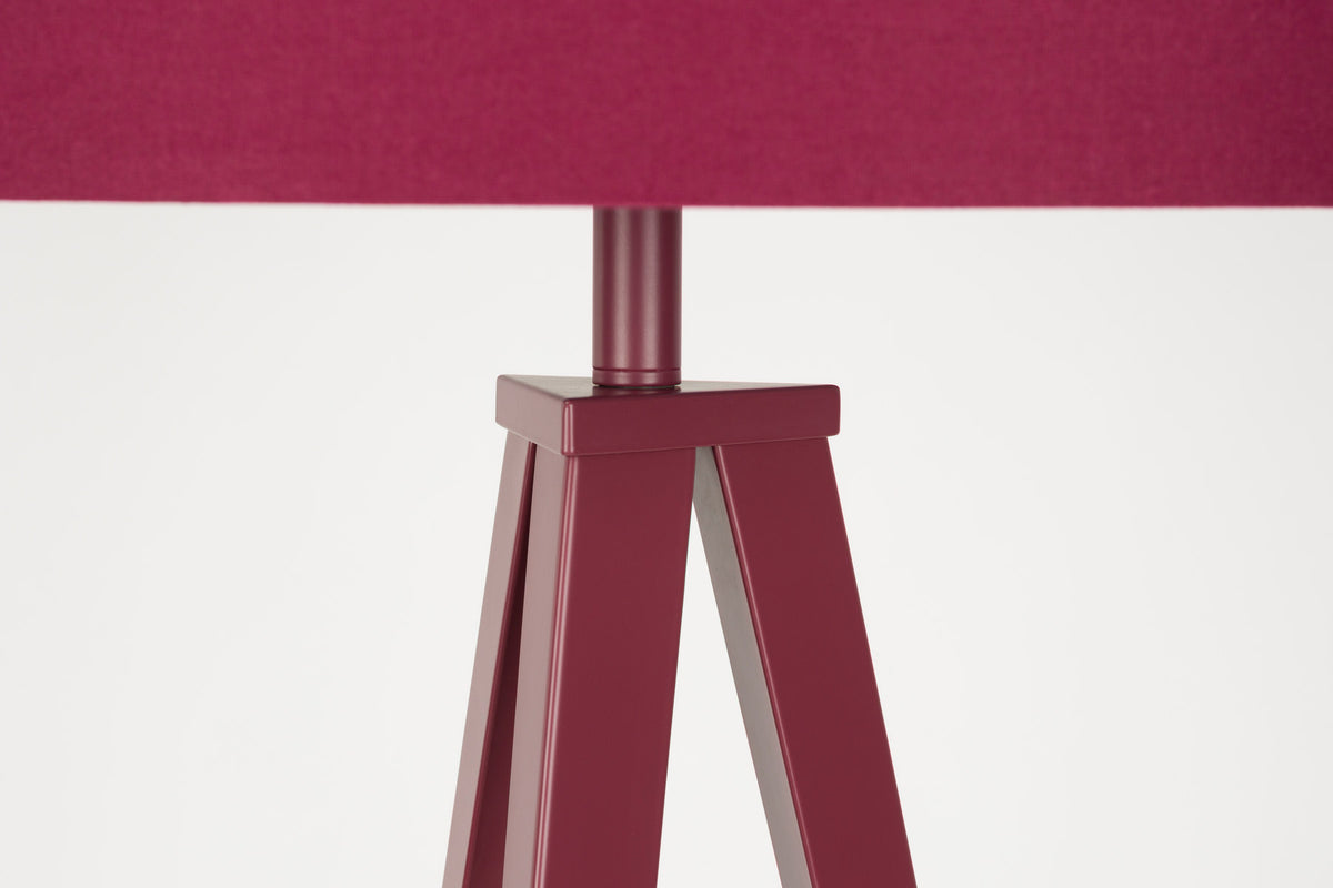 Stehleuchte Tripod in Rot präsentiert im Onlineshop von KAQTU Design AG. Stehleuchte ist von Zuiver