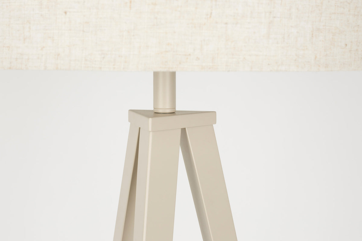 Stehleuchte Tripod in beige präsentiert im Onlineshop von KAQTU Design AG. Stehleuchte ist von Zuiver