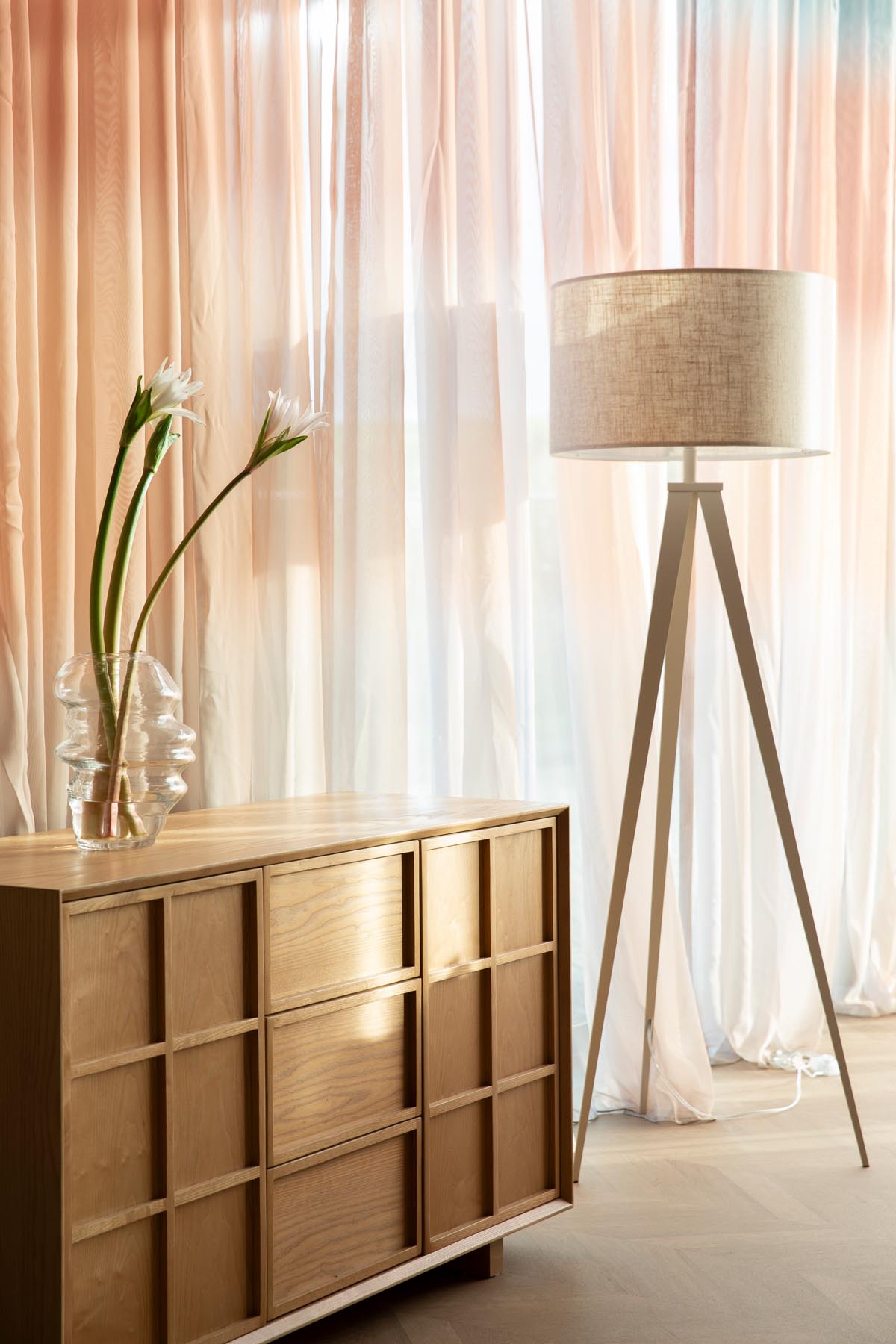 Stehleuchte Tripod in beige präsentiert im Onlineshop von KAQTU Design AG. Stehleuchte ist von Zuiver